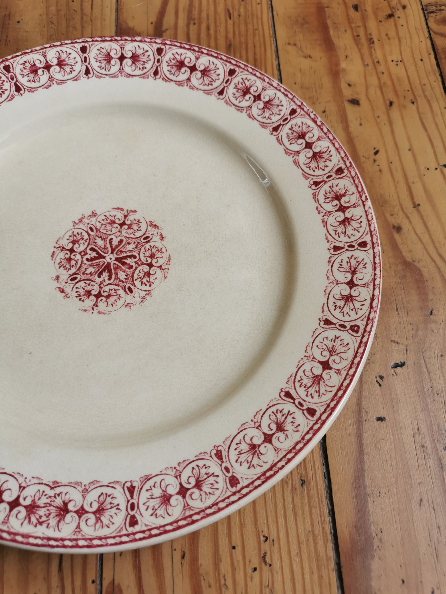 Assiettes plates anciennes en terre de fer, Moscovite
