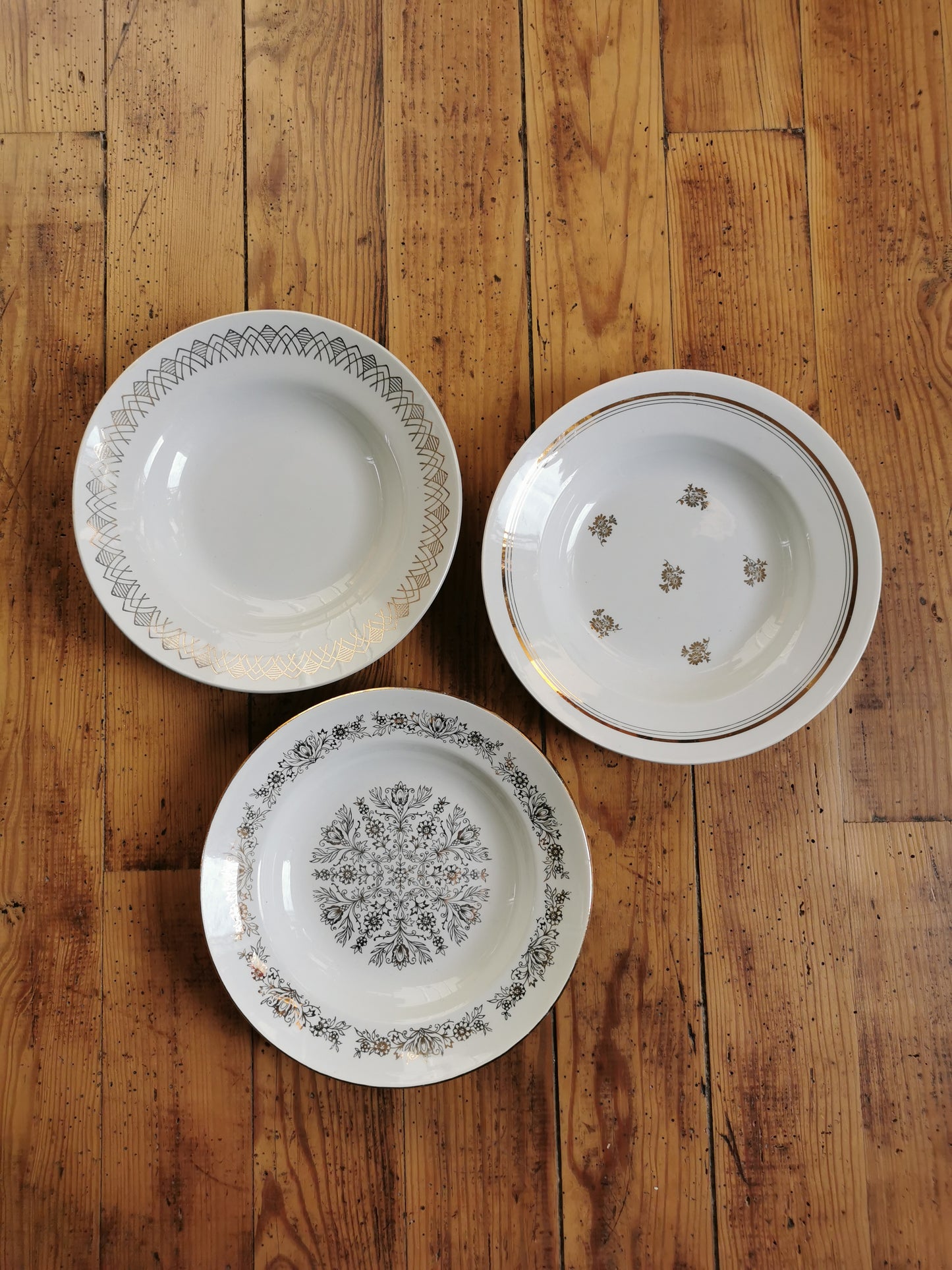 Assiettes creuses vintage dépareillées, blanc et doré I