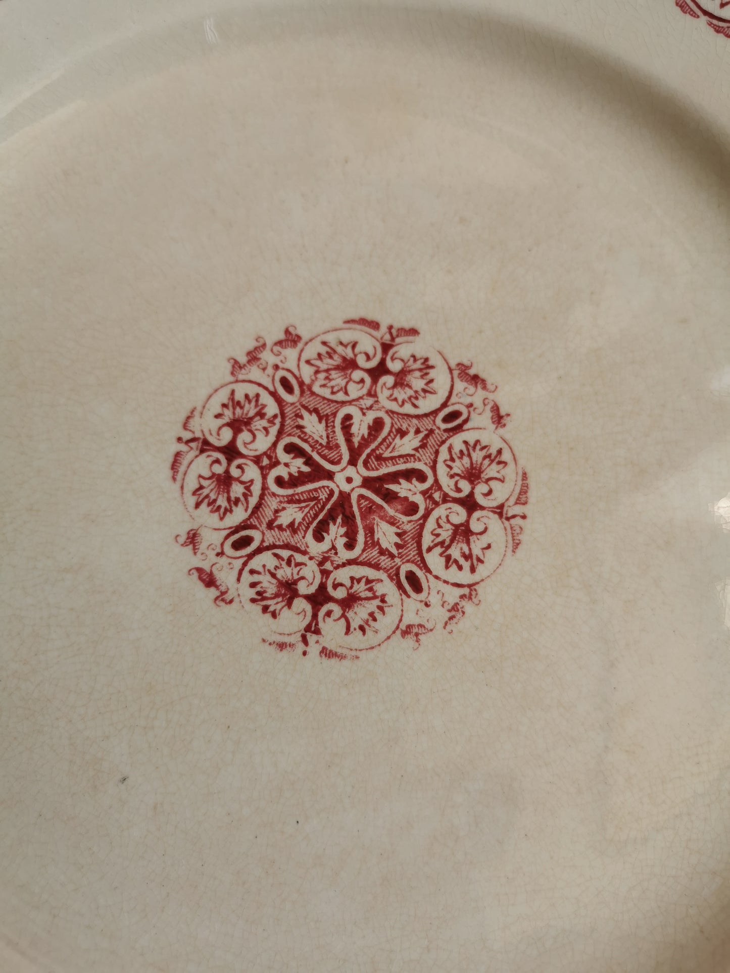 Assiettes plates anciennes en terre de fer, Moscovite