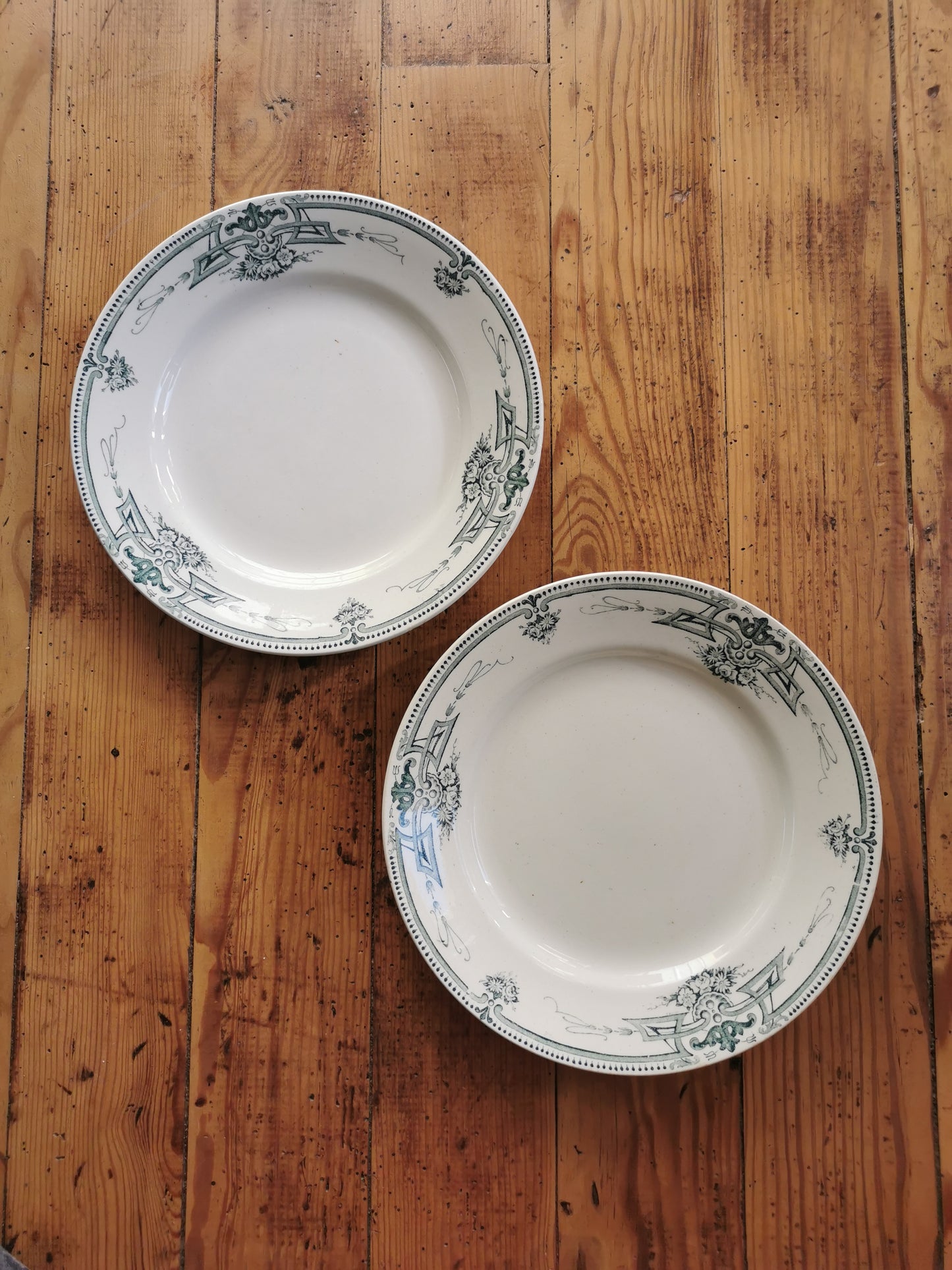 Assiettes plates anciennes dépareillées, décors arabisants