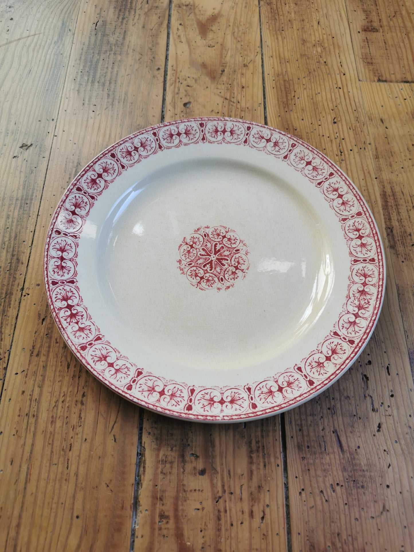 Assiettes plates anciennes en terre de fer, Moscovite