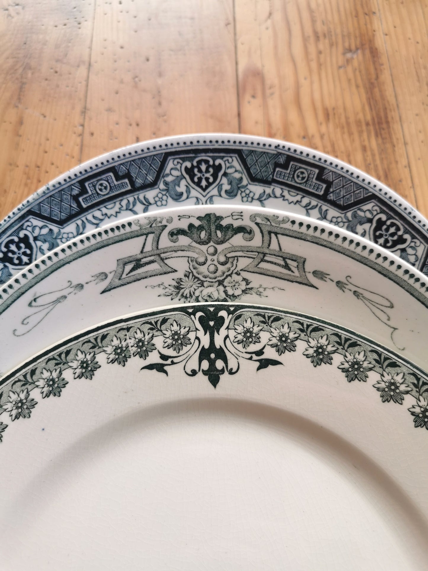Mix and match d'assiettes anciennes en terre de fer