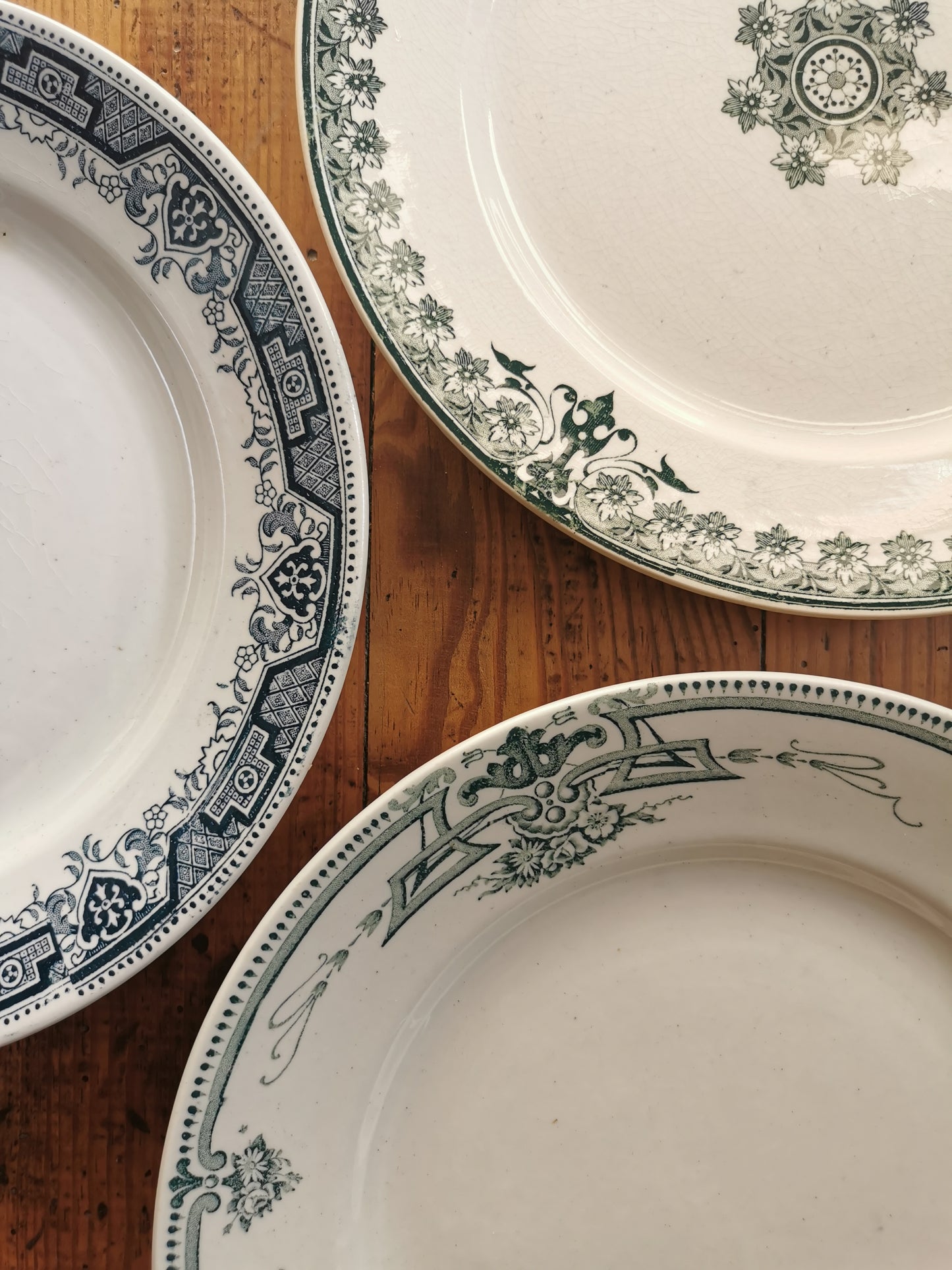 Assiettes plates anciennes dépareillées, décors arabisants