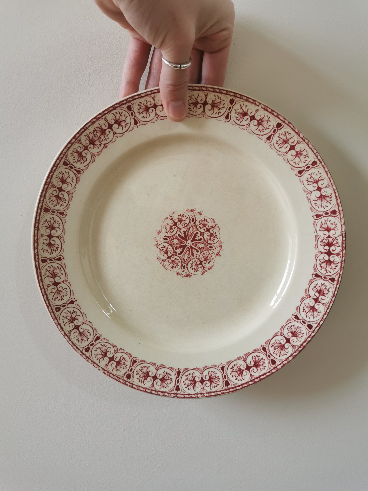 Assiettes plates anciennes en terre de fer, Moscovite
