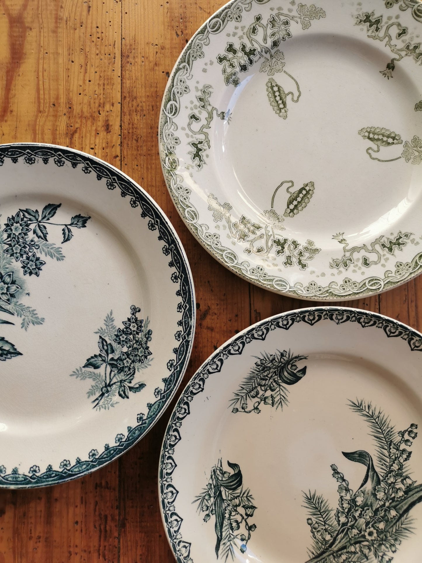 Assiettes anciennes dépareillées, terre de fer
