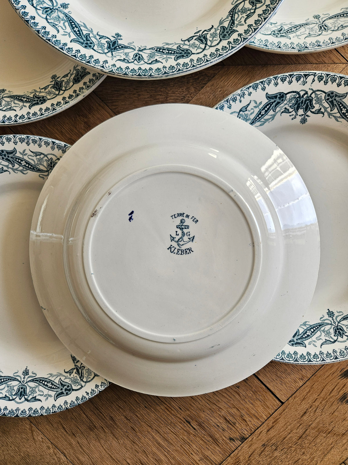 Assiettes plates Clairefontaine, Kleber