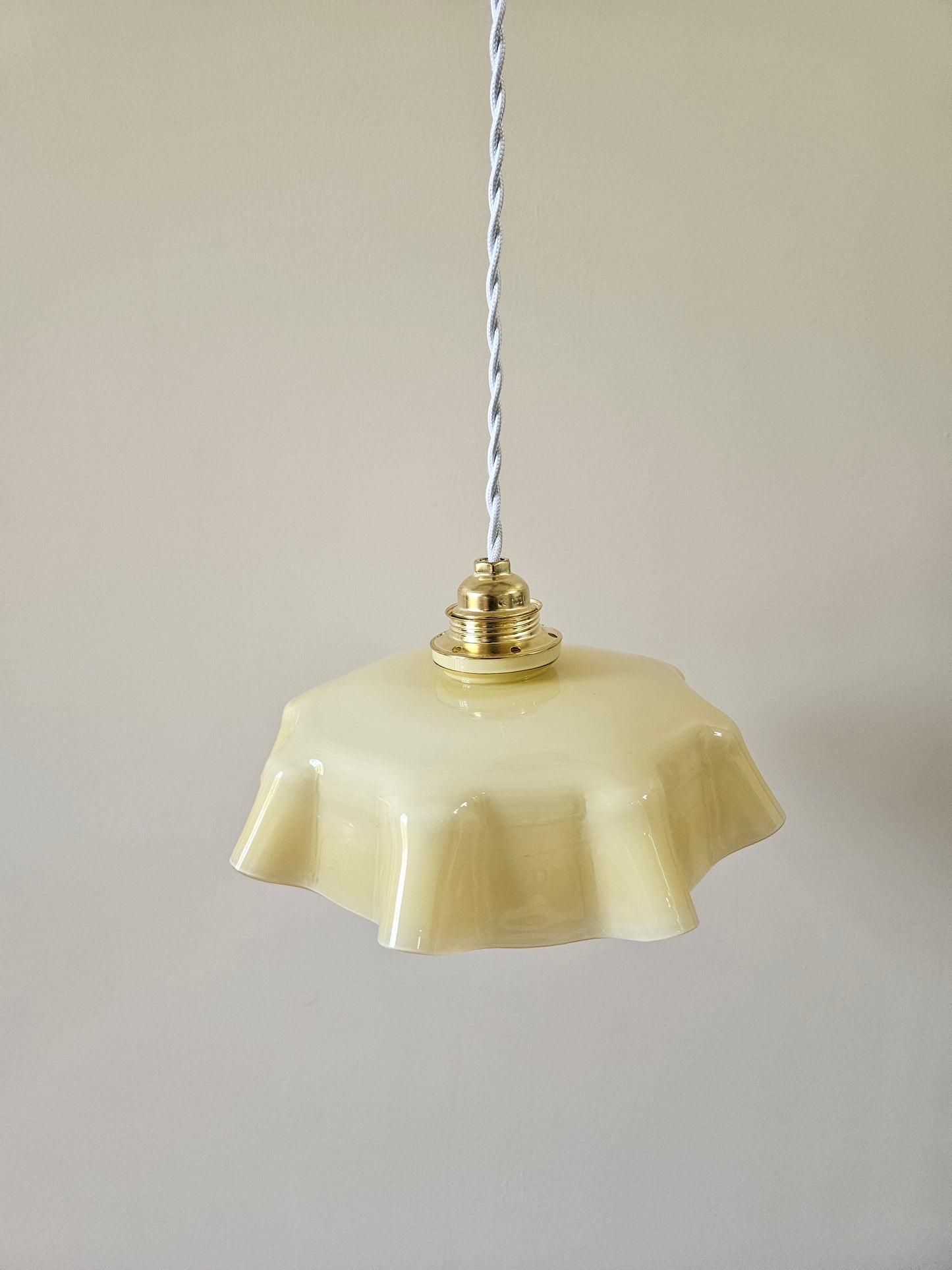 Suspension en opaline jaune pastel