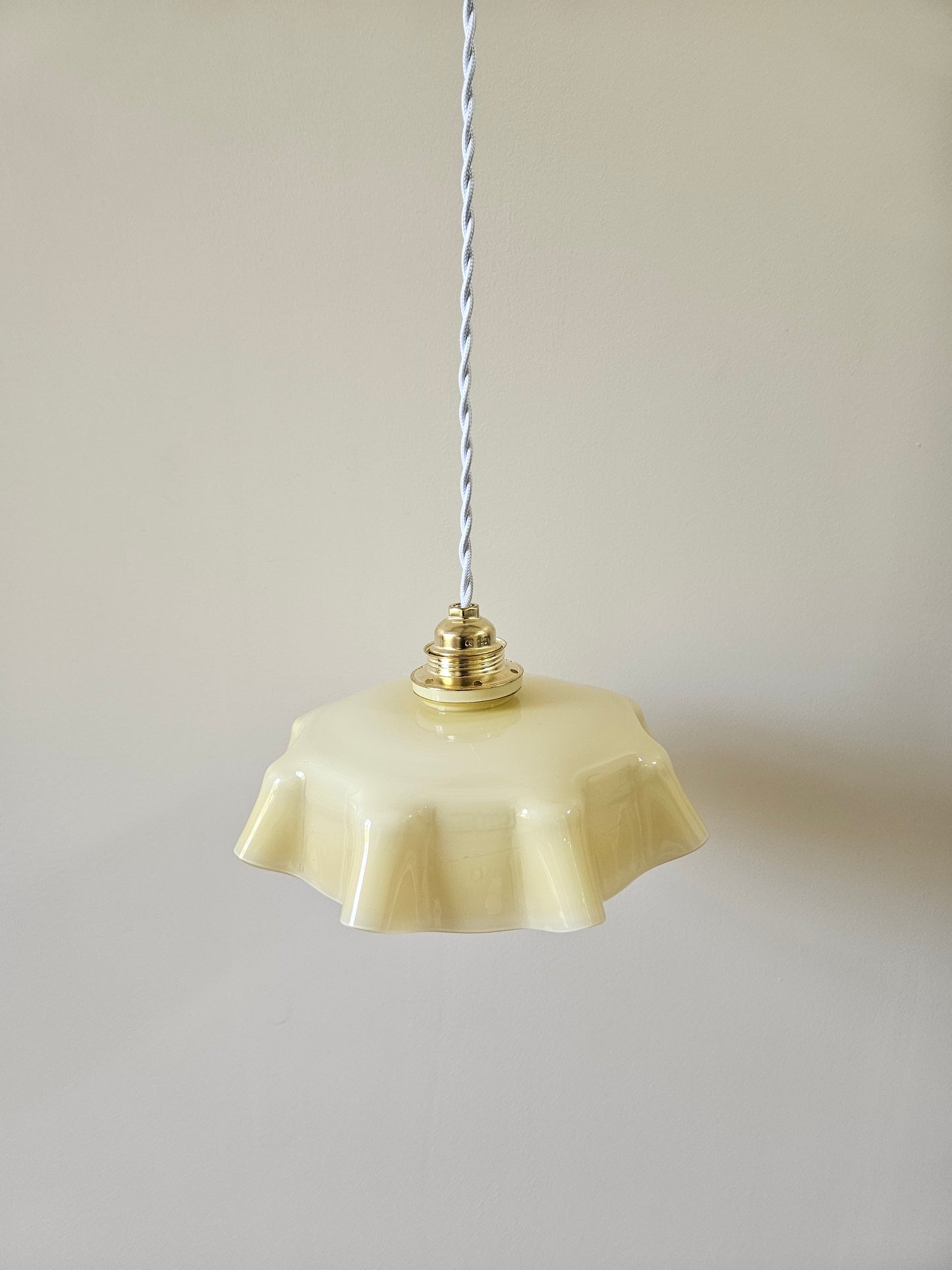 Suspension en opaline jaune pastel