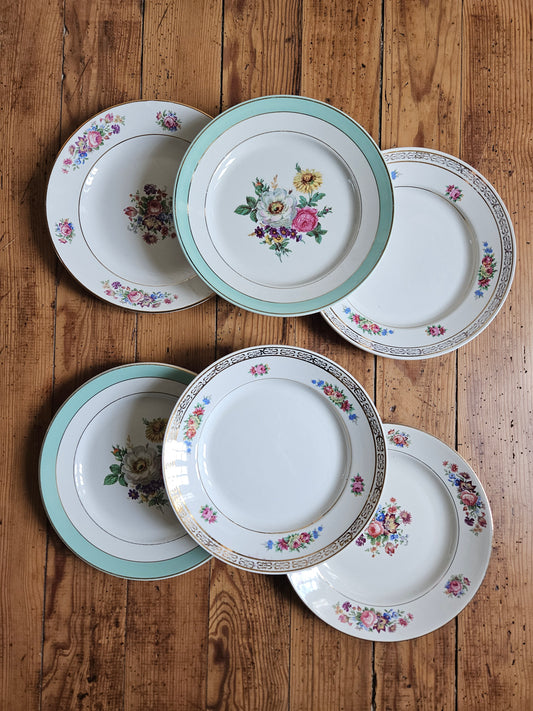 Assiettes plates dépareillées, fleurs / mint