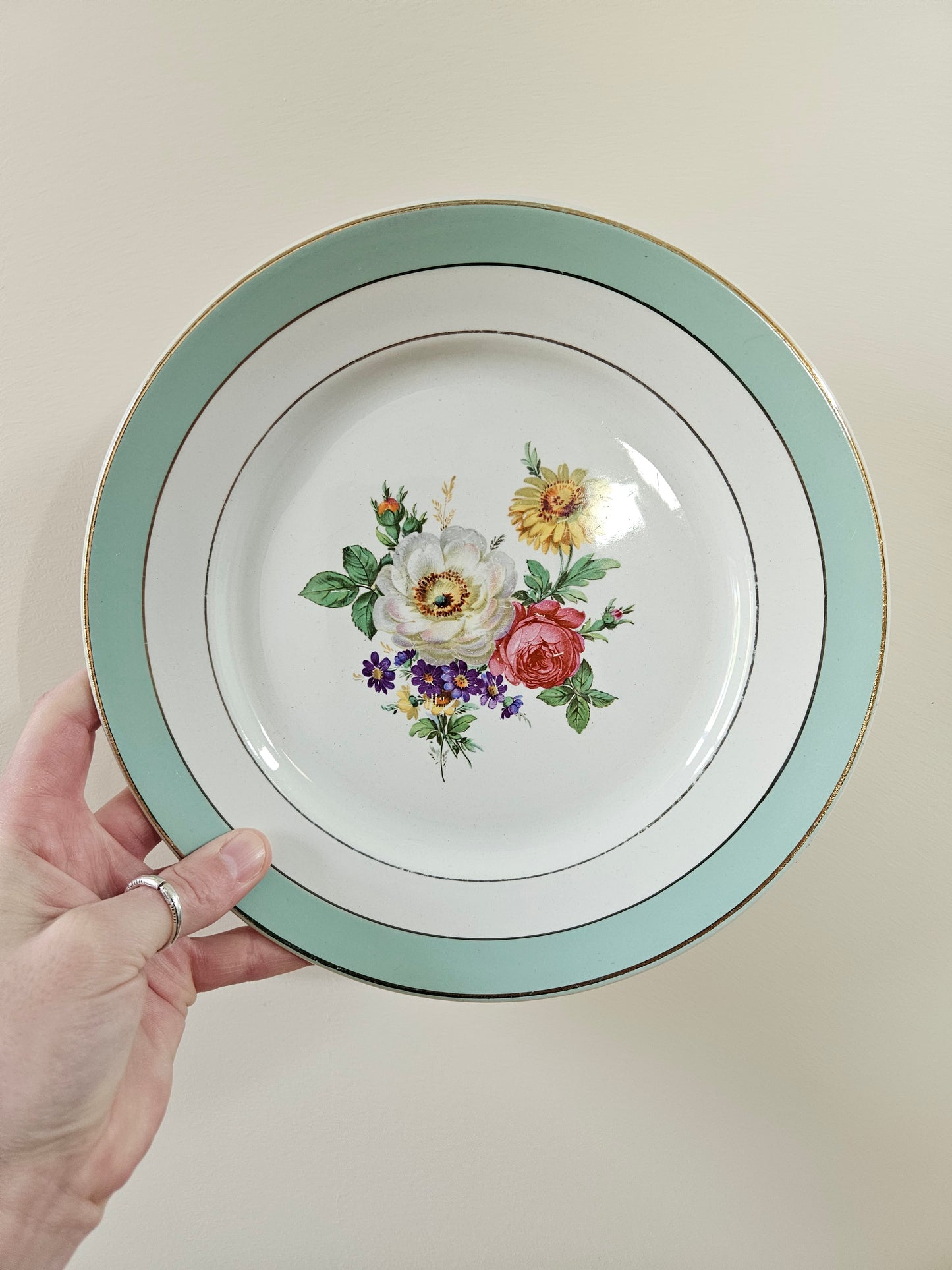 Assiettes plates dépareillées, jaune / mint / fleurs