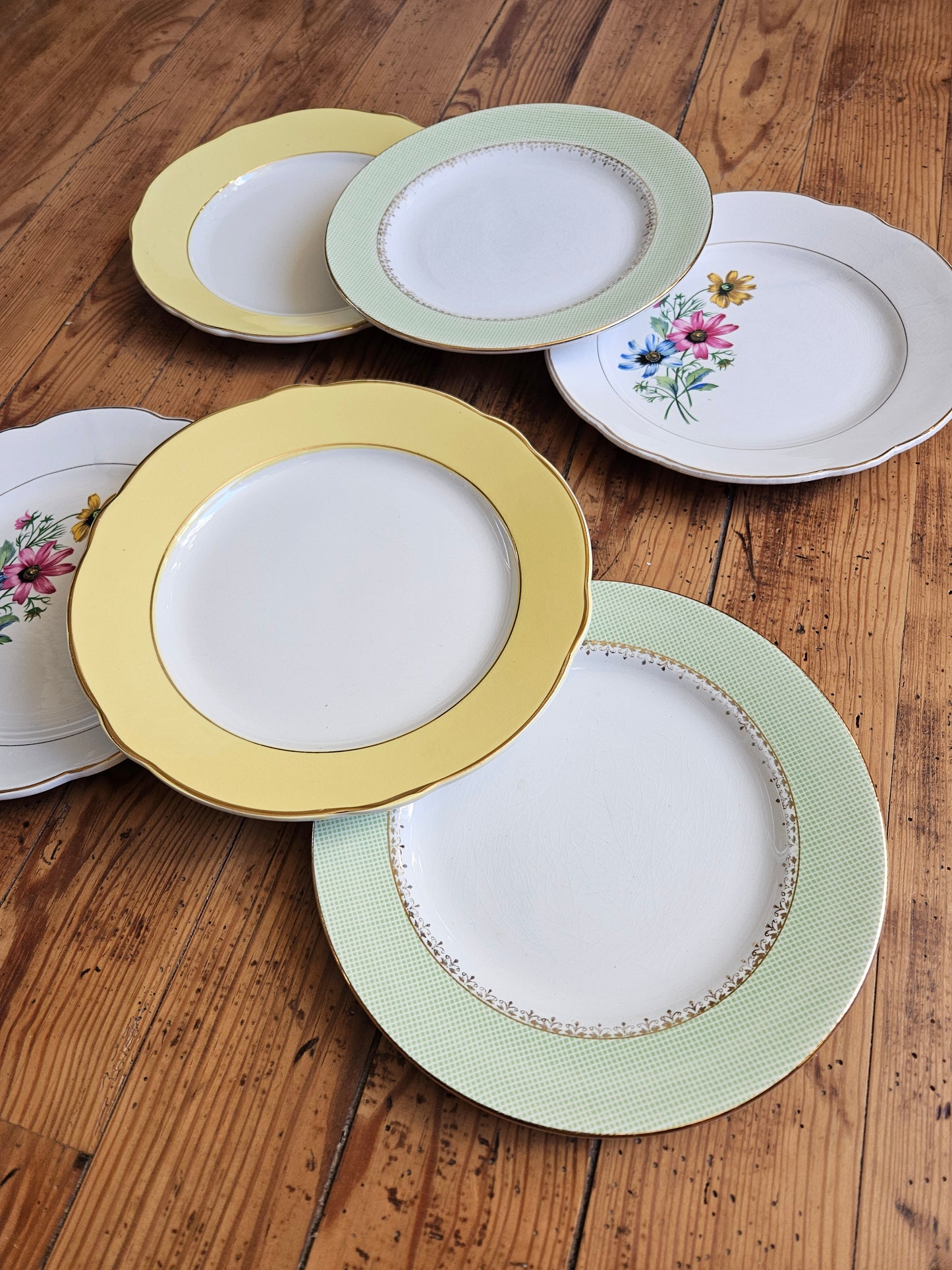 Assiettes plates dépareillées, vert pomme / jaune / fleurs