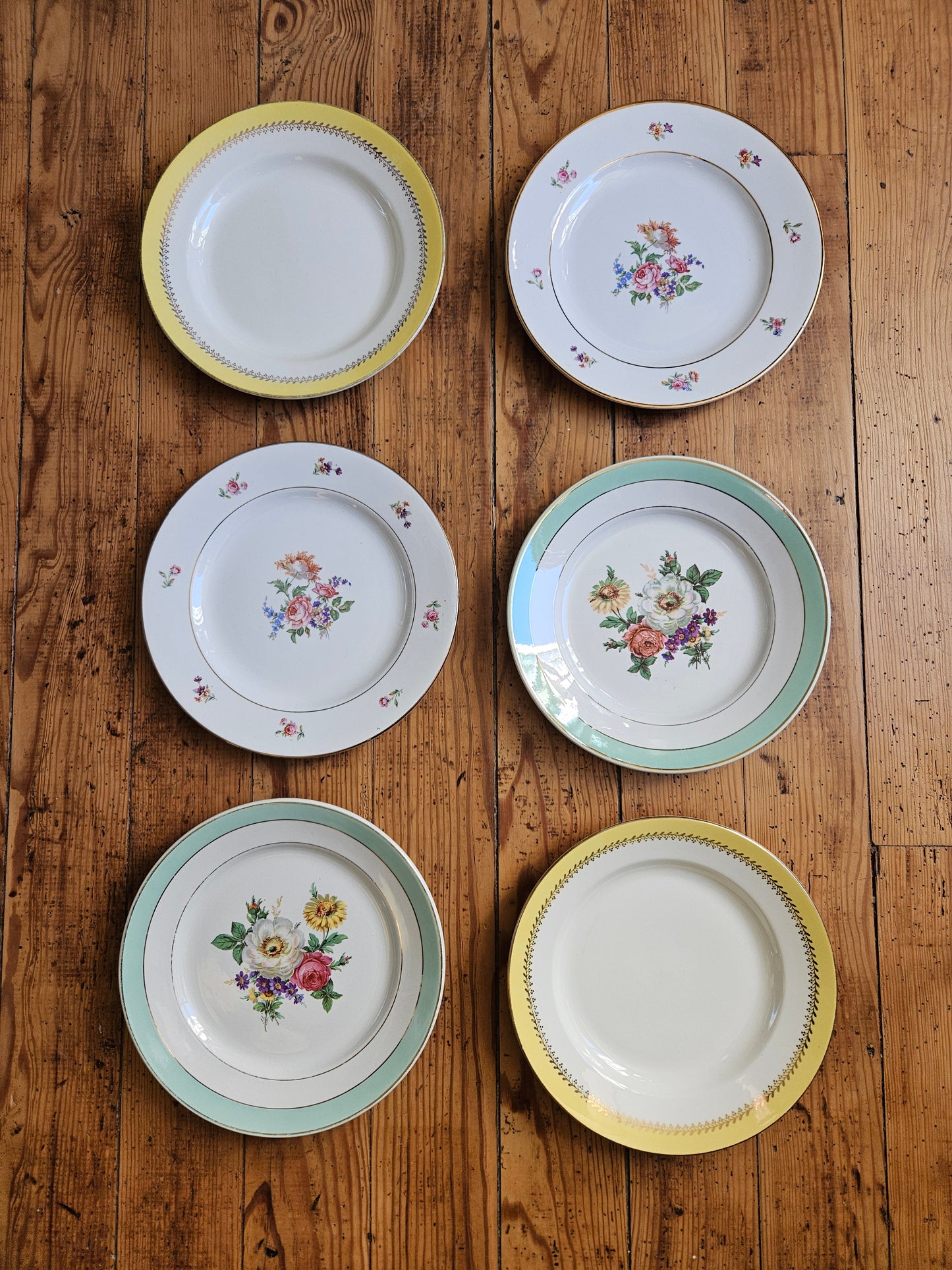 Assiettes plates dépareillées, jaune / mint / fleurs