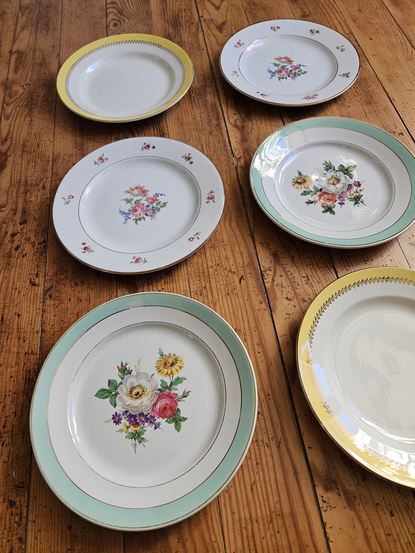 Assiettes plates dépareillées, jaune / mint / fleurs