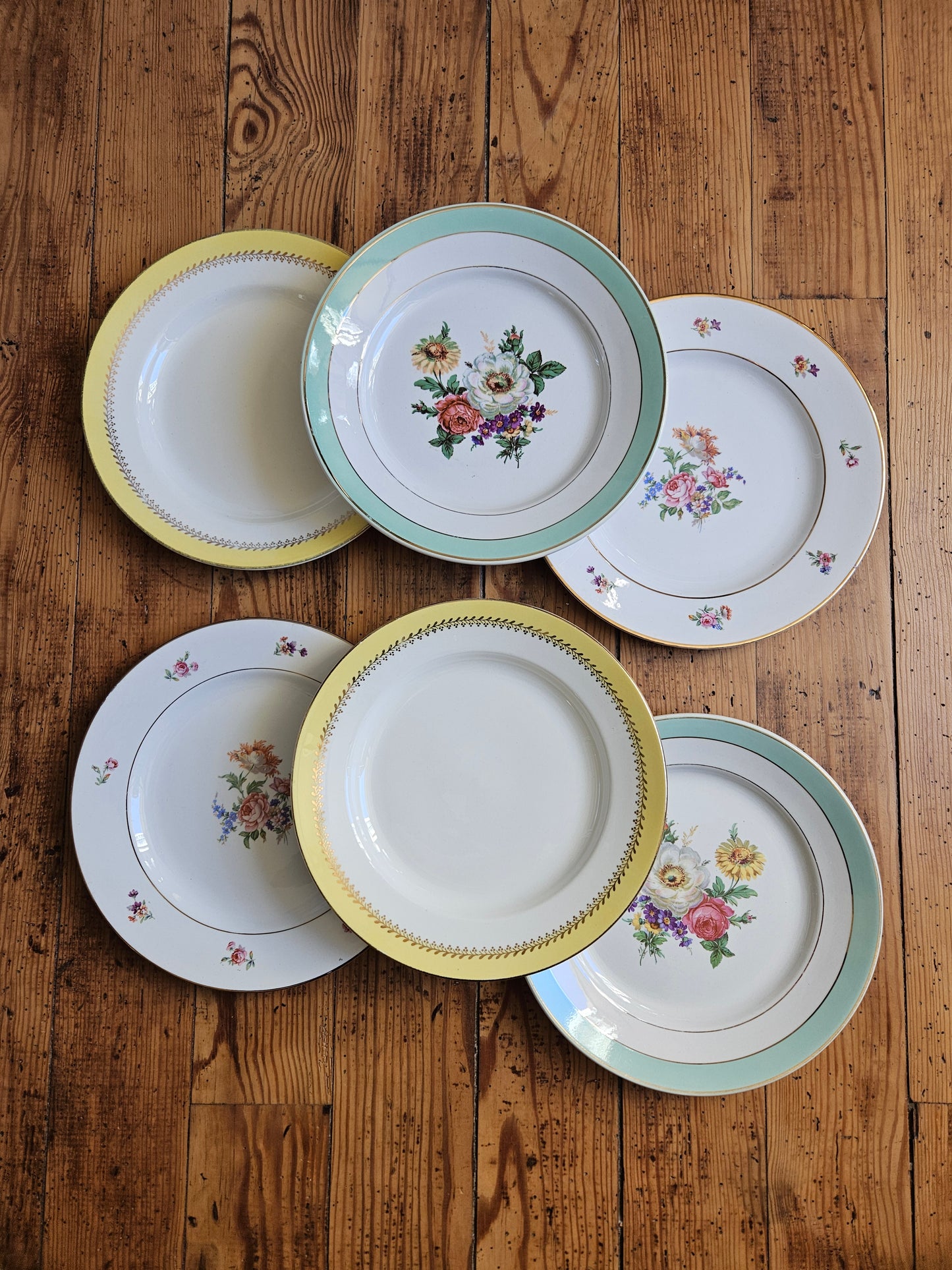 Assiettes plates dépareillées, jaune / mint / fleurs
