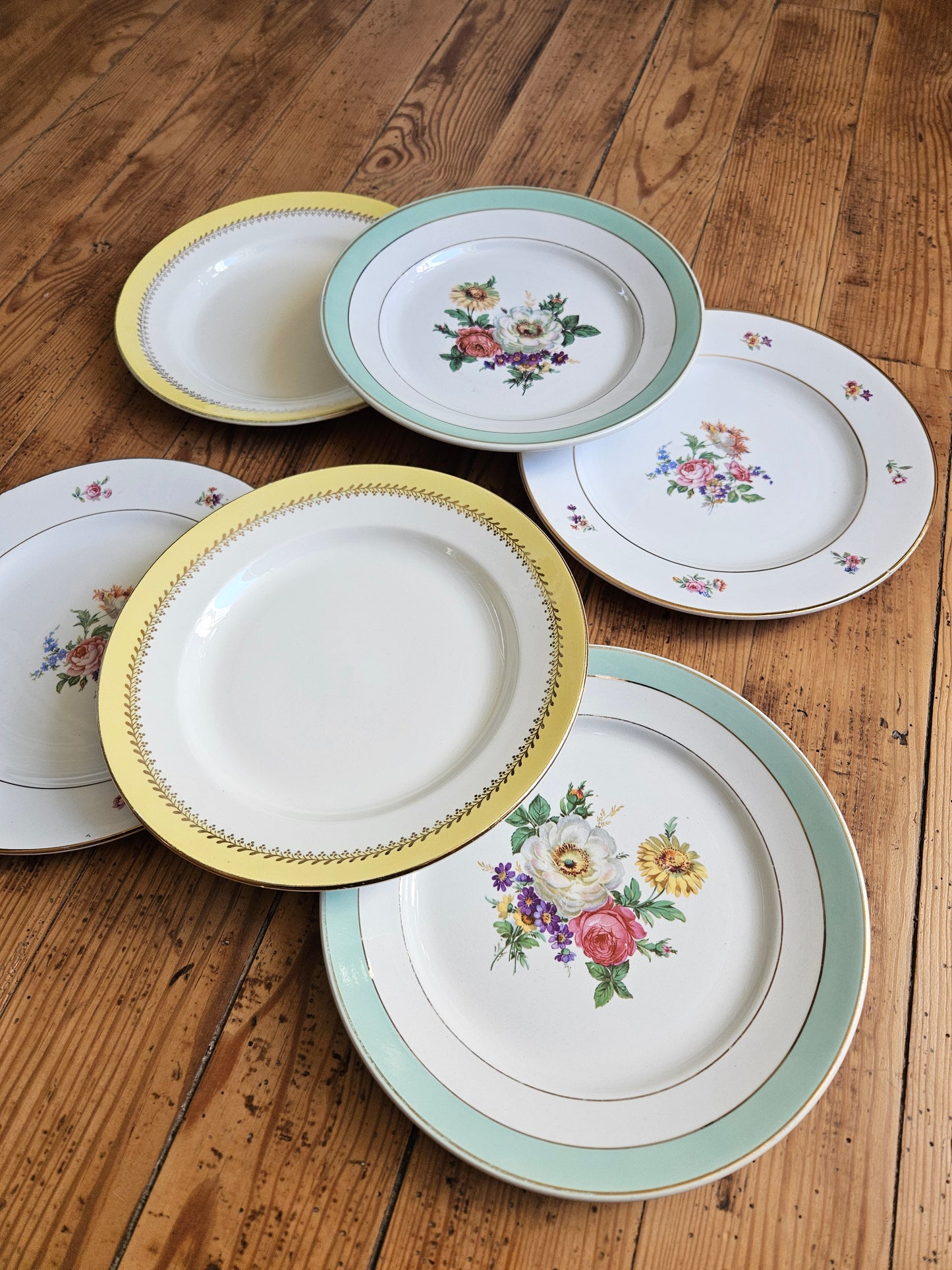 Assiettes plates dépareillées, jaune / mint / fleurs