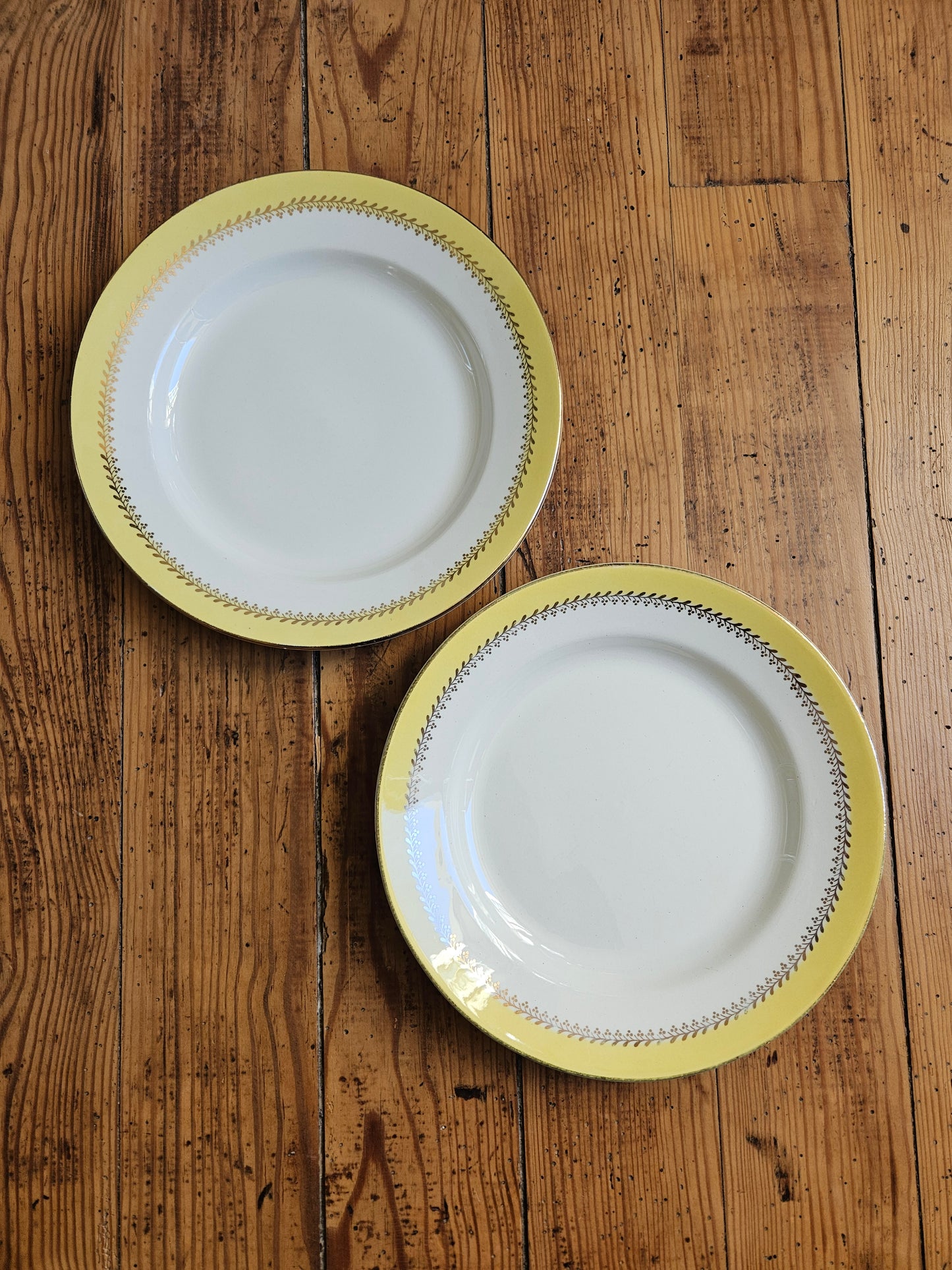 Assiettes plates dépareillées, jaune / mint / fleurs