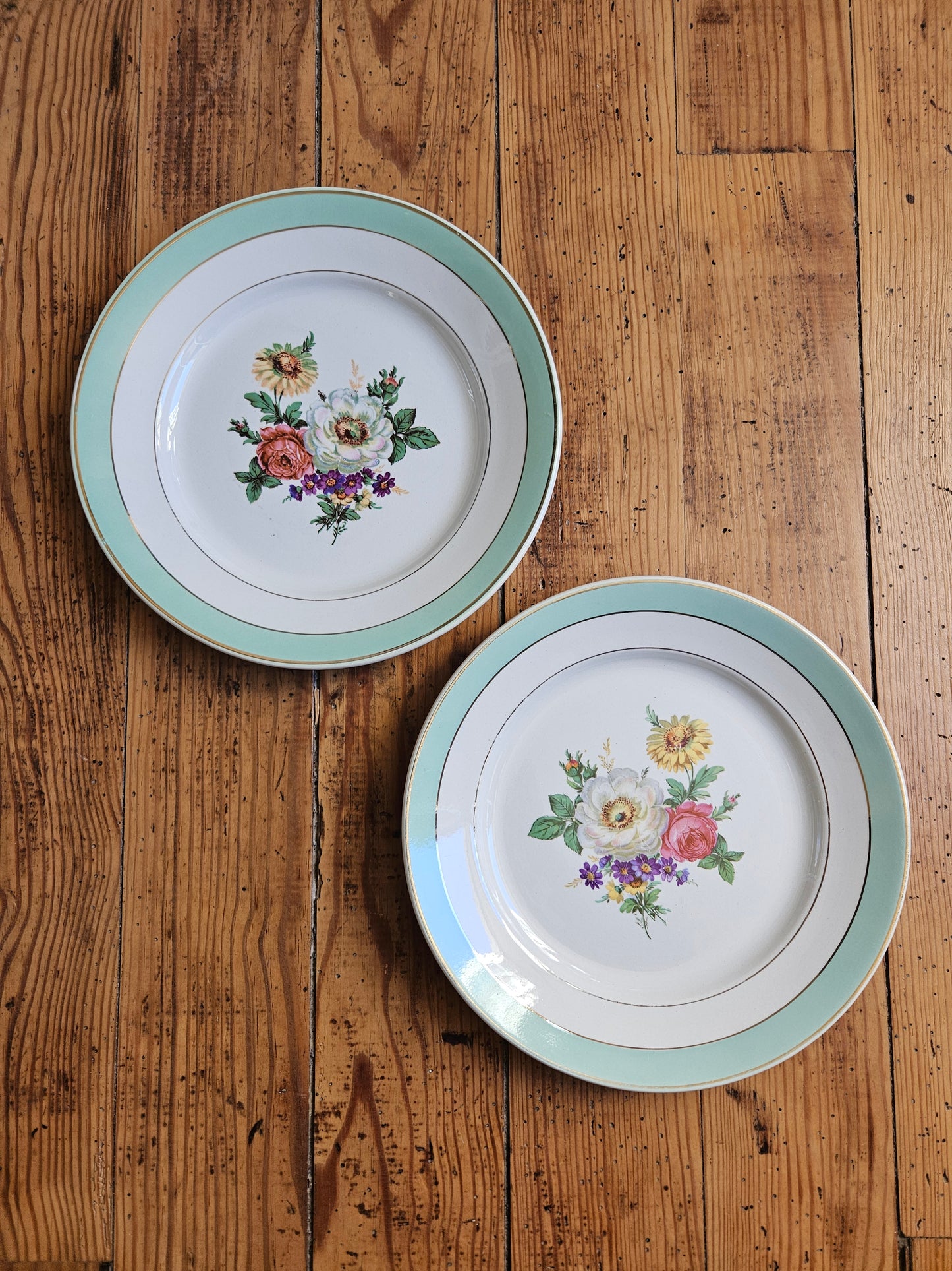 Assiettes plates dépareillées, jaune / mint / fleurs