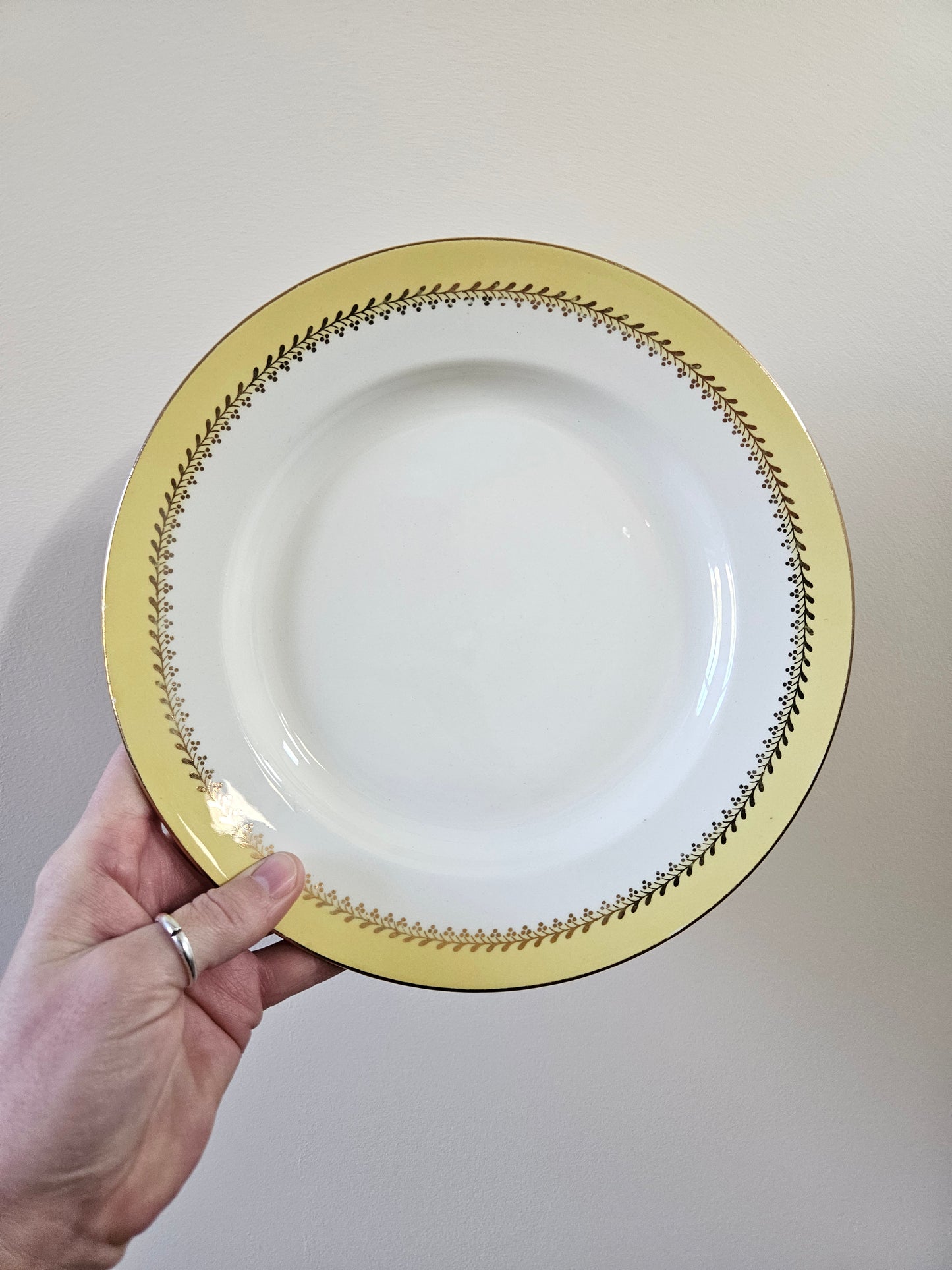 Assiettes plates dépareillées, jaune / mint / fleurs