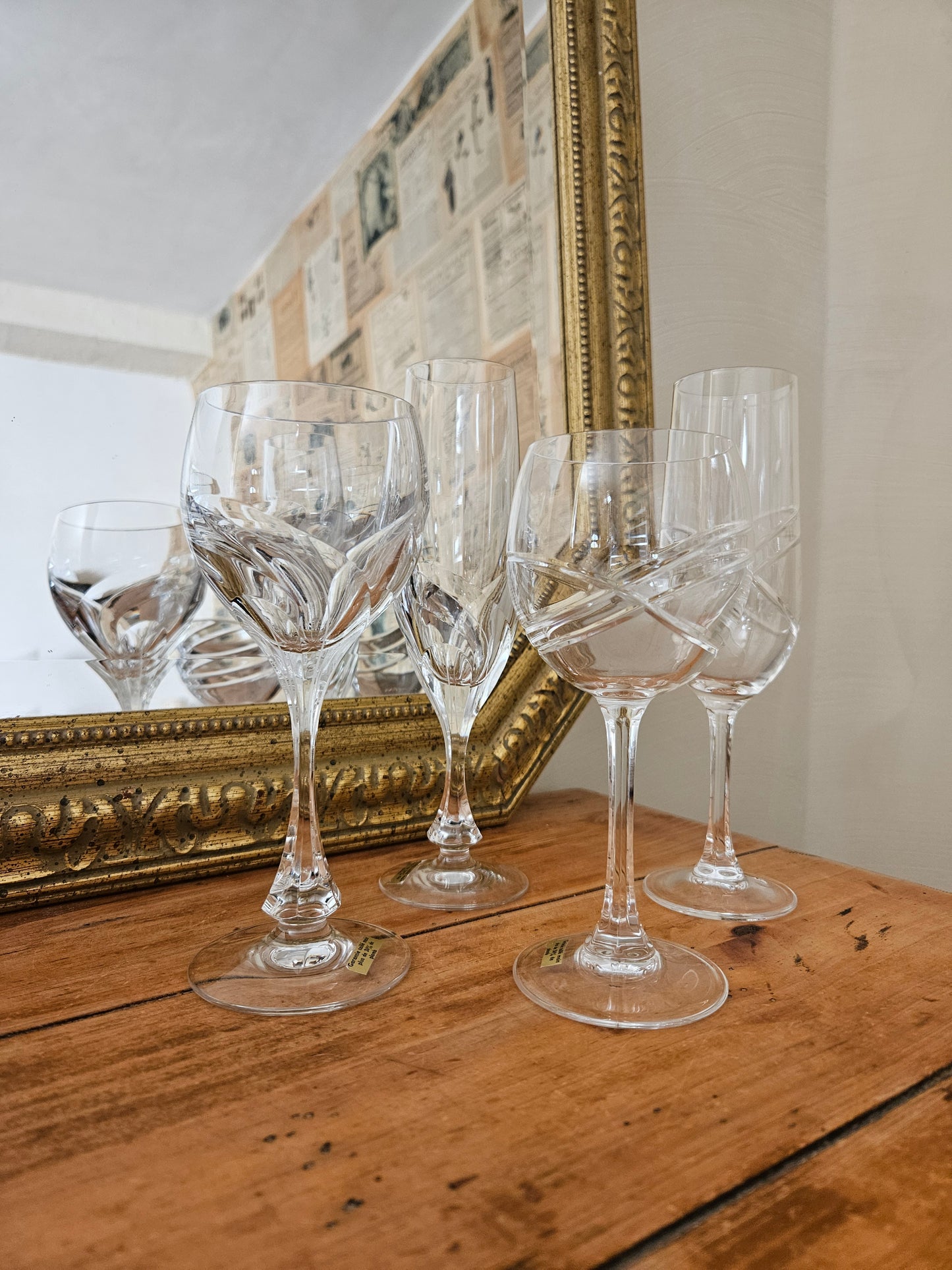 Verres et flûtes dépareillés en cristal