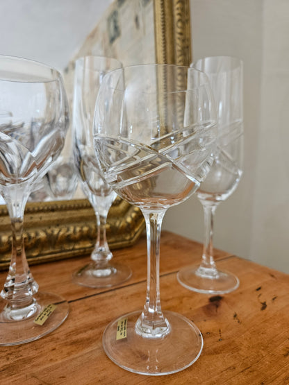 Verres et flûtes dépareillés en cristal