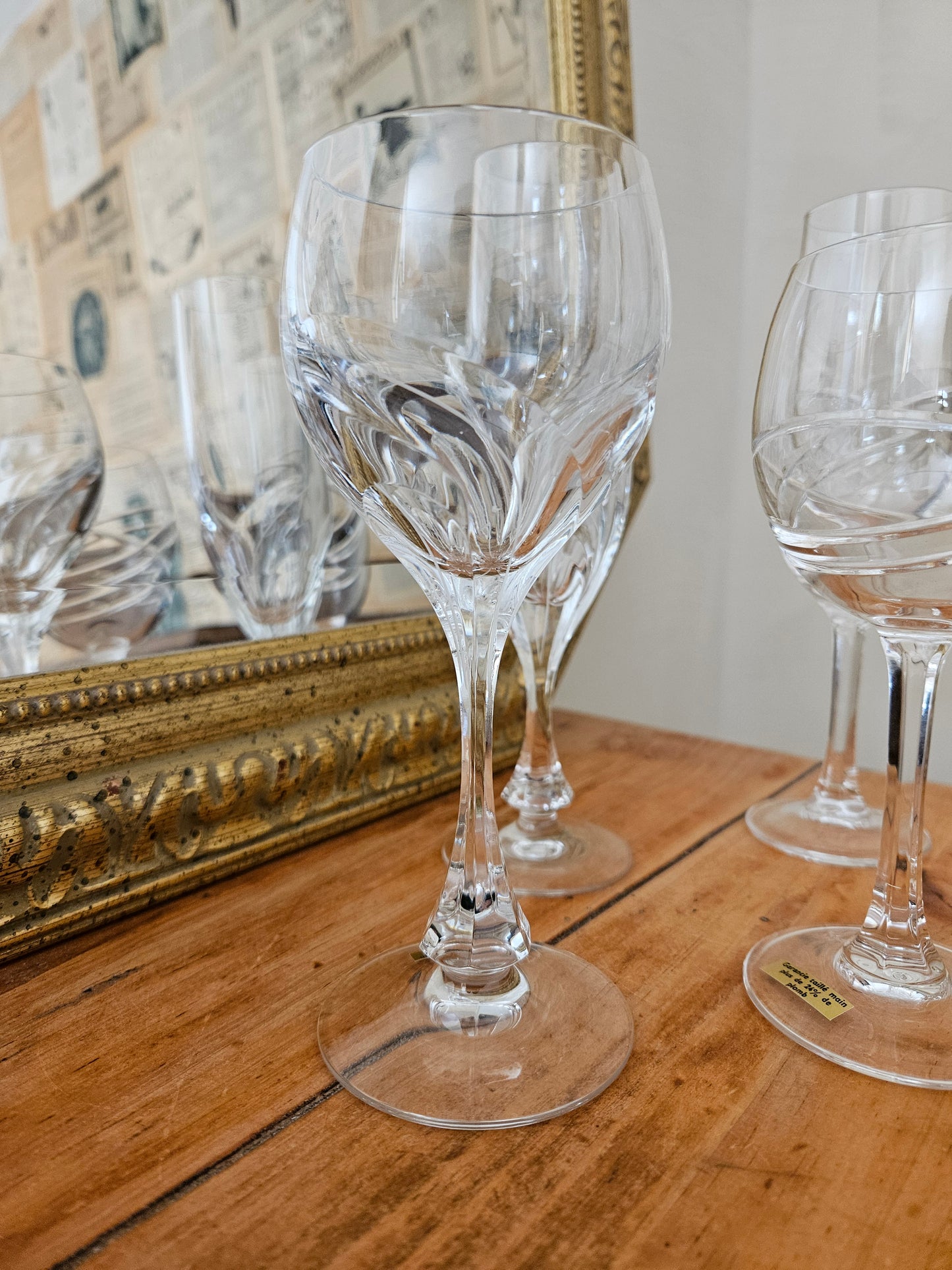 Verres et flûtes dépareillés en cristal