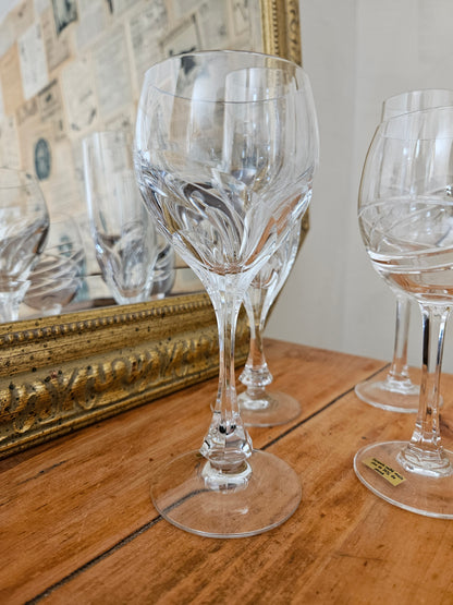 Verres et flûtes dépareillés en cristal