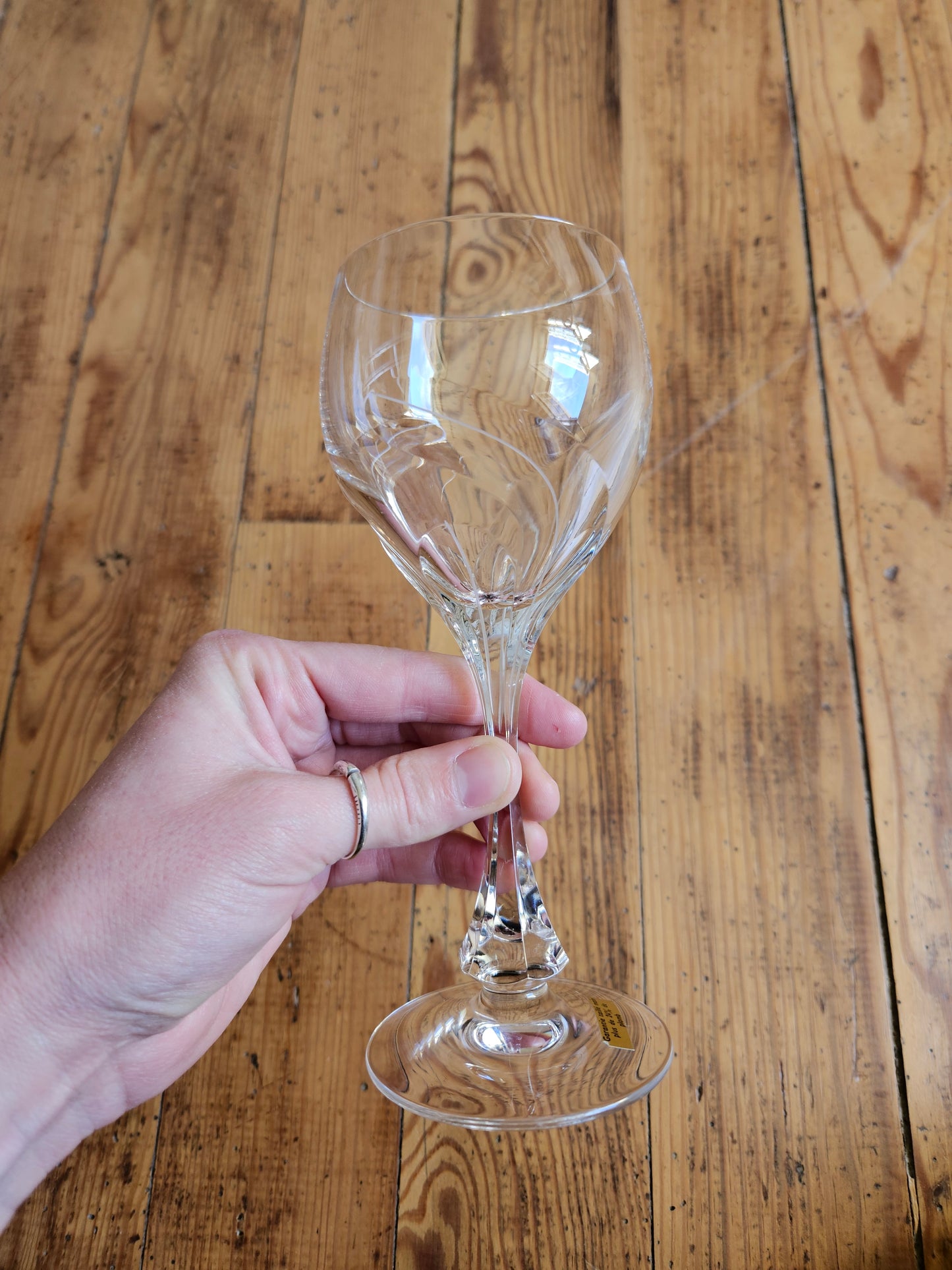 Verres et flûtes dépareillés en cristal