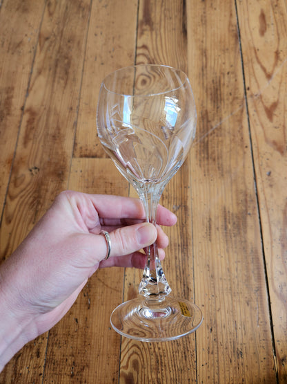 Verres et flûtes dépareillés en cristal