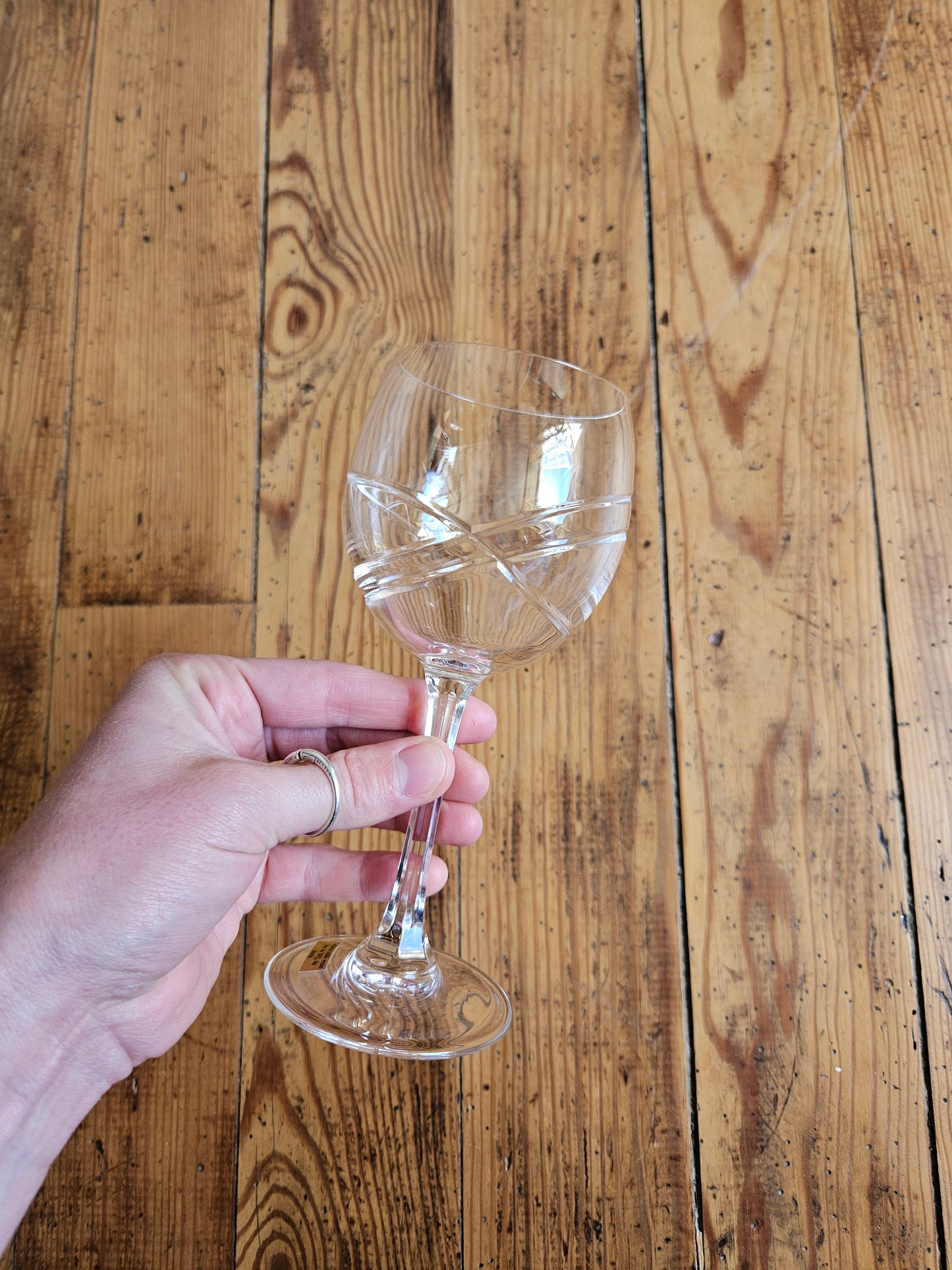 Verres et flûtes dépareillés en cristal