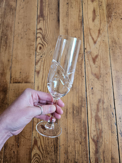 Verres et flûtes dépareillés en cristal