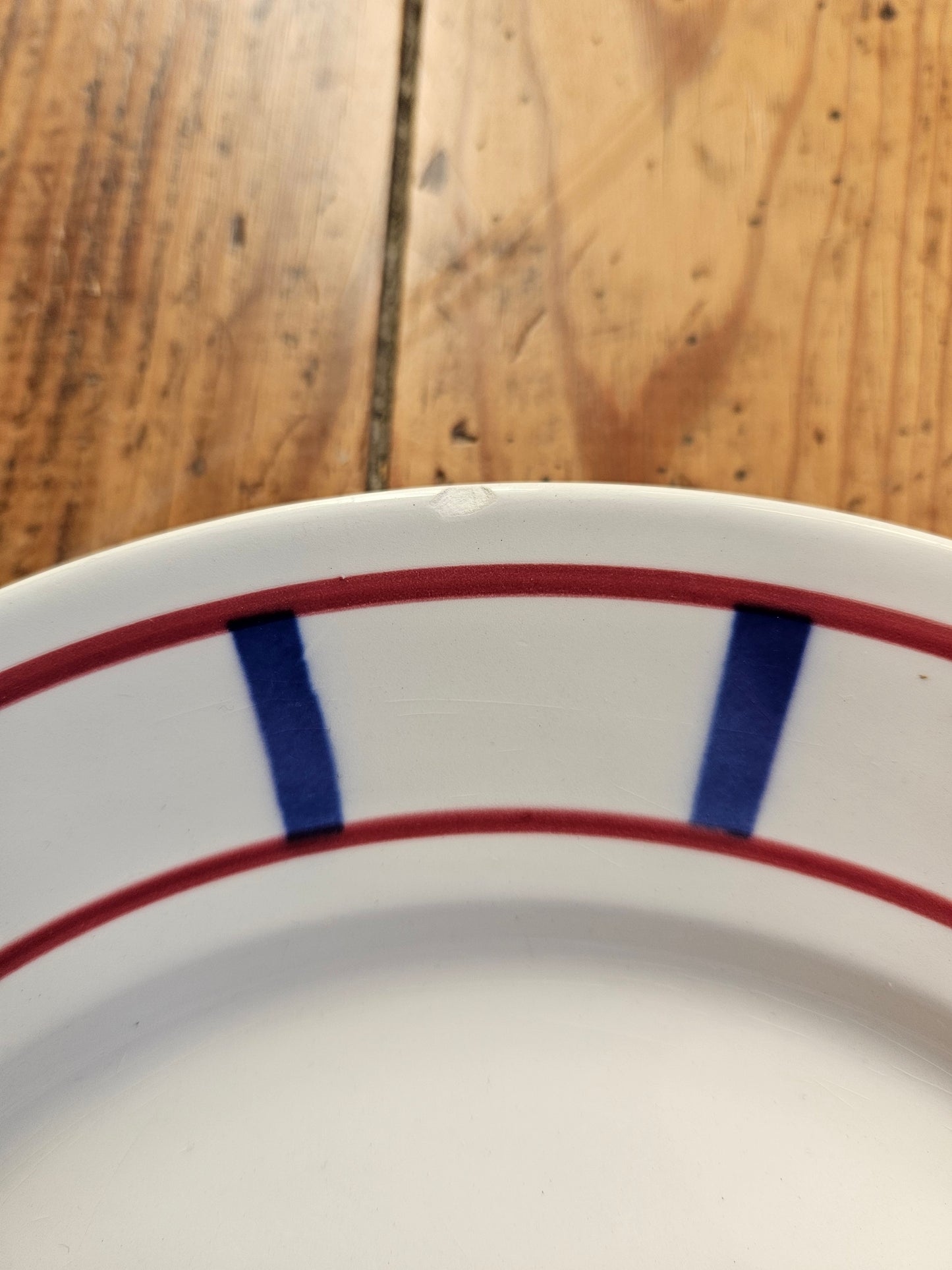 Plat rond Moulin des Loups, décor basque