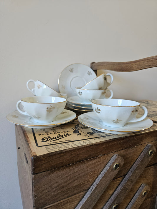 Tasses en porcelaine blanches et dorées