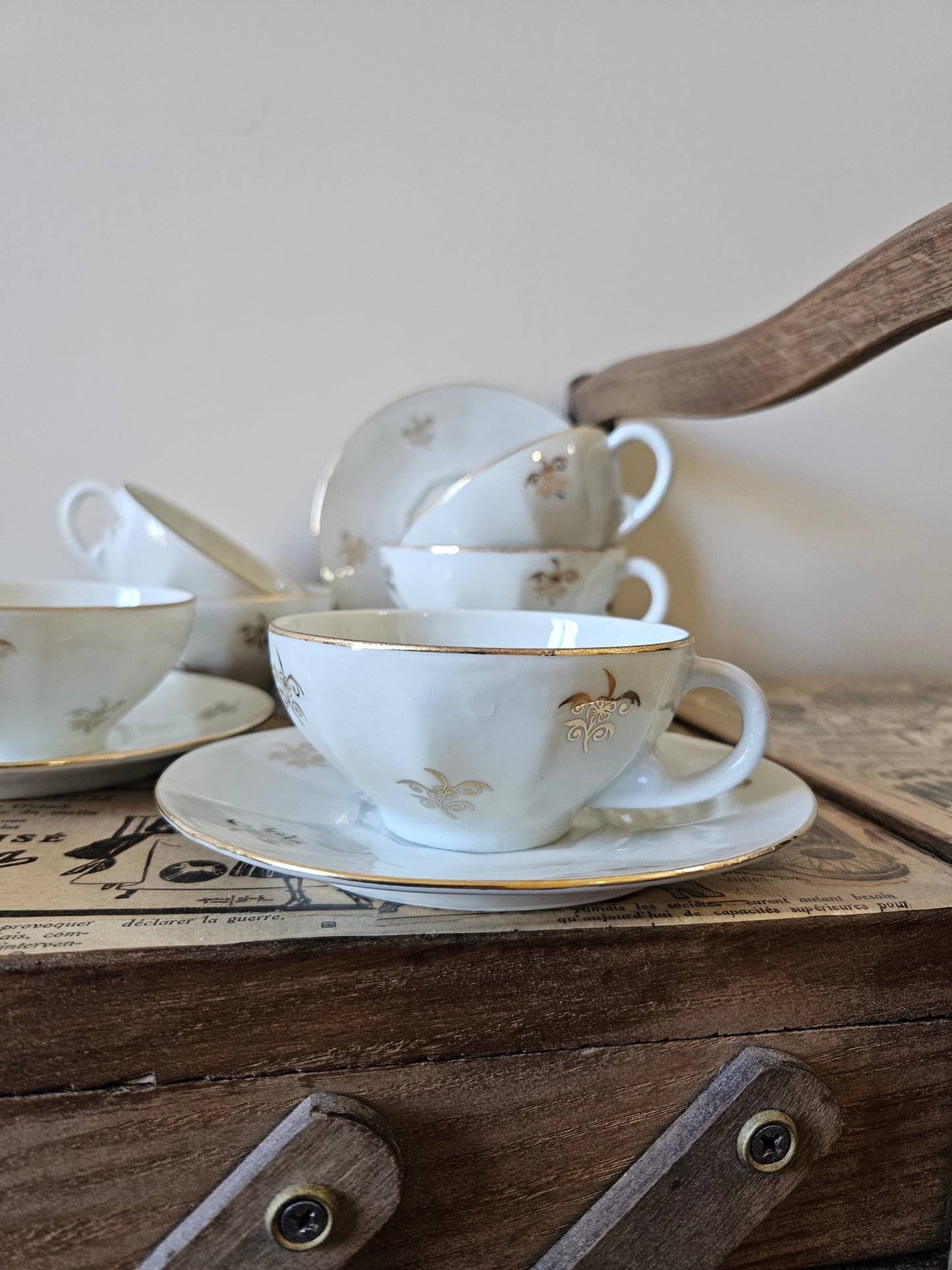 Tasses en porcelaine blanches et dorées