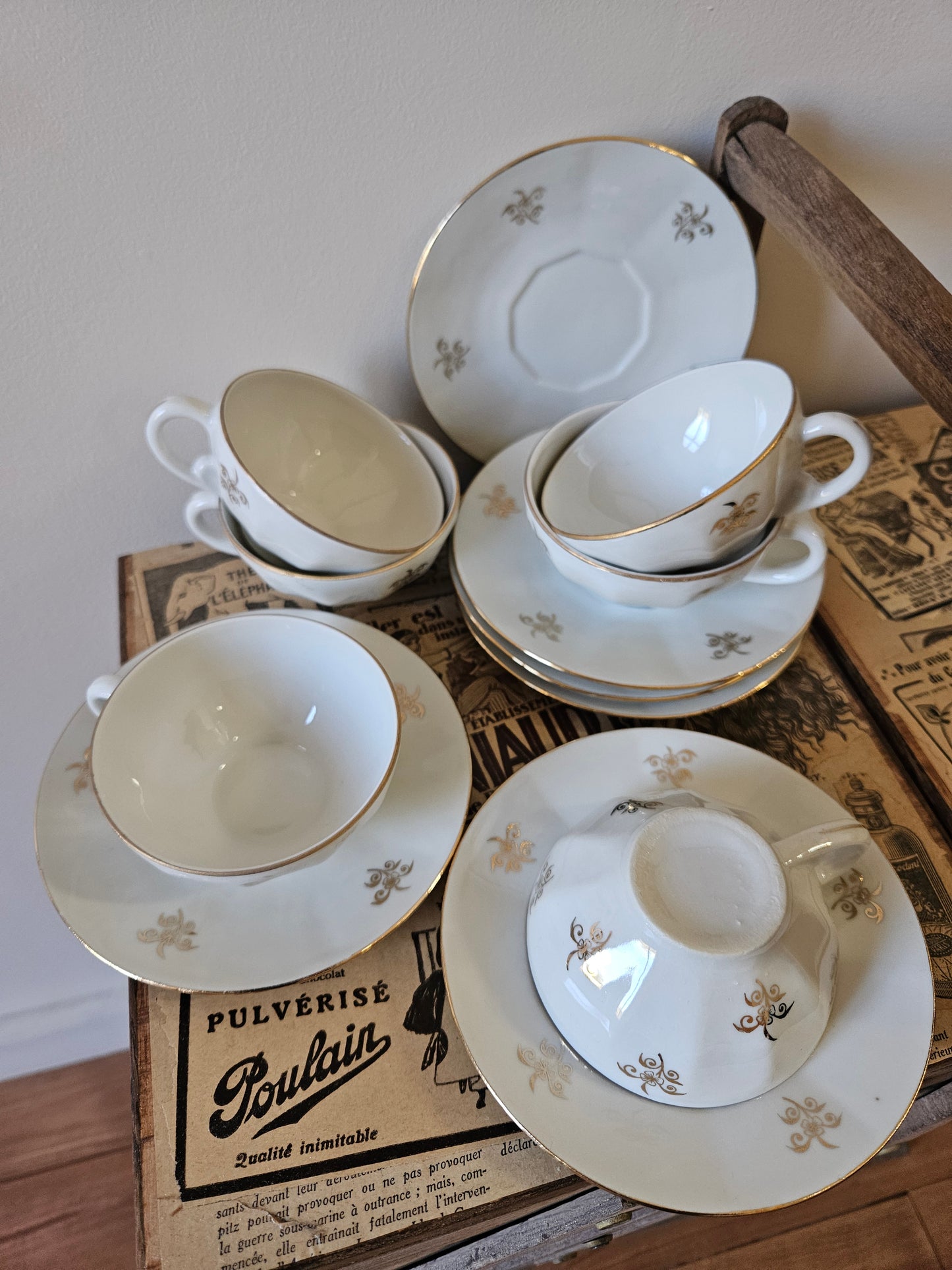 Tasses en porcelaine blanches et dorées