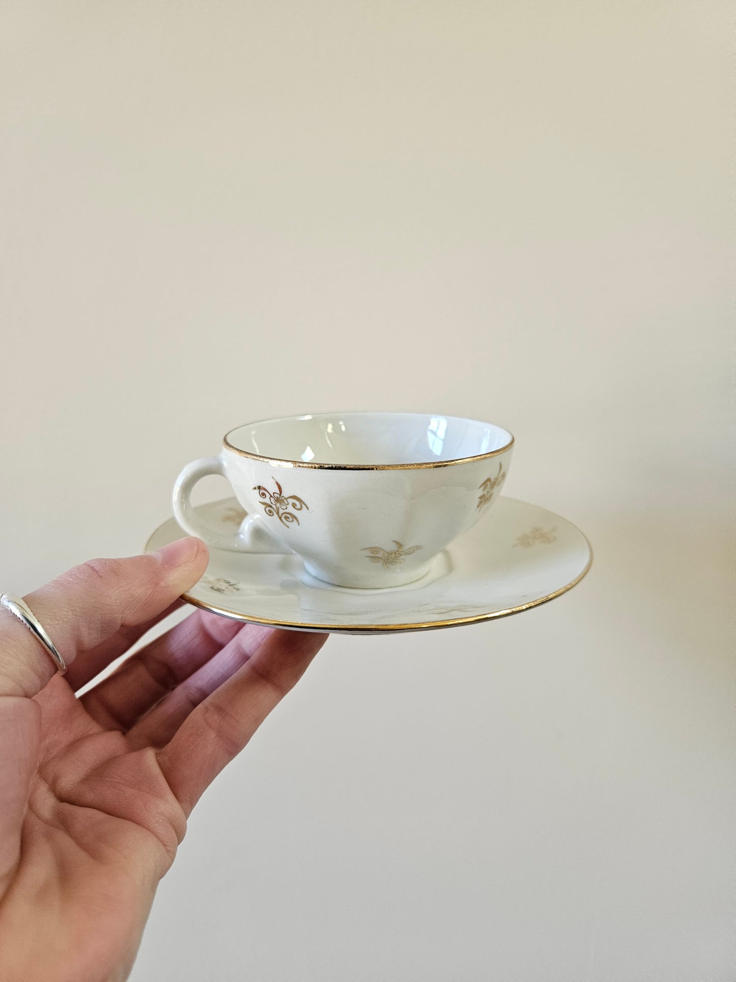 Tasses en porcelaine blanches et dorées