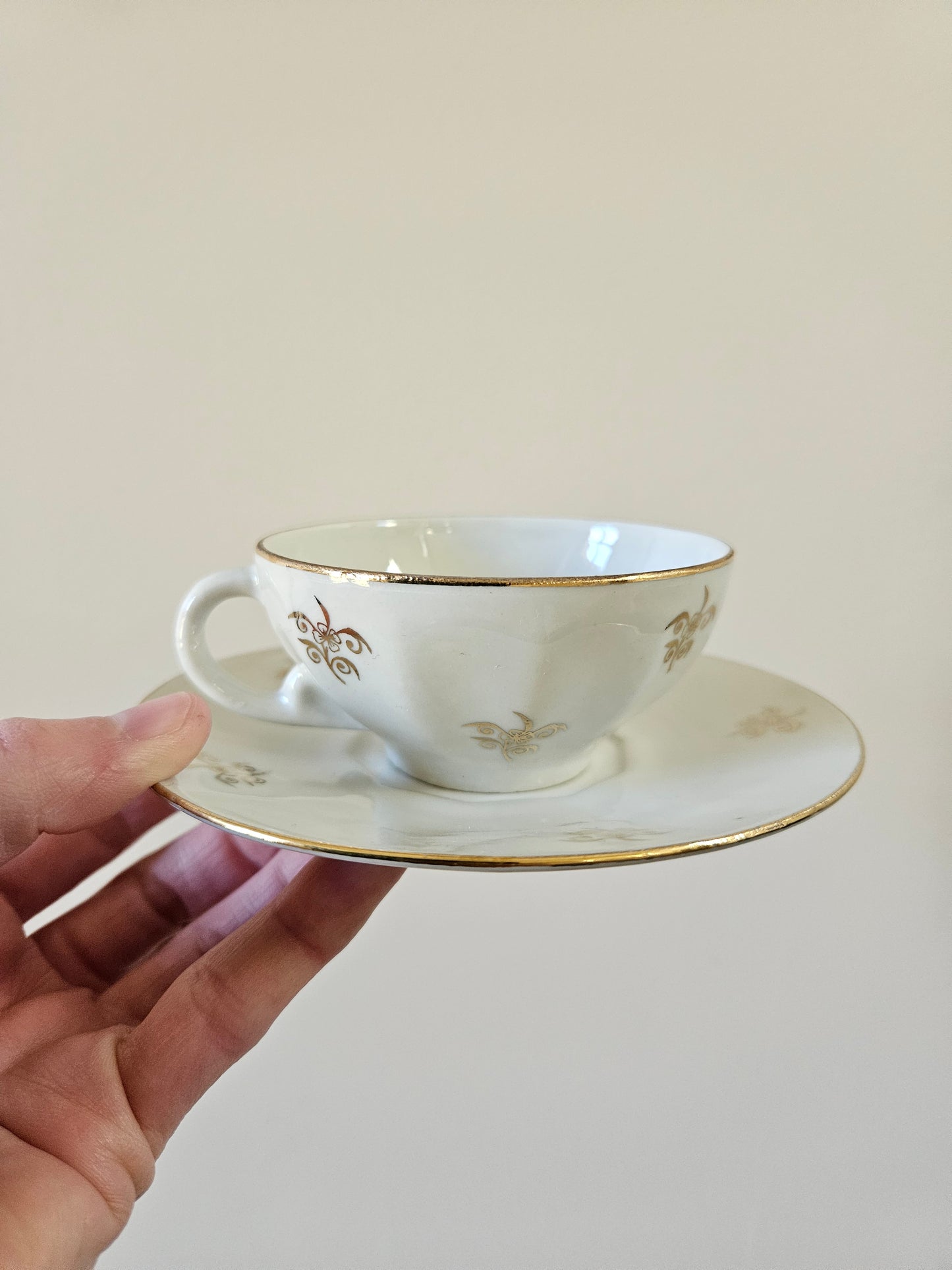 Tasses en porcelaine blanches et dorées
