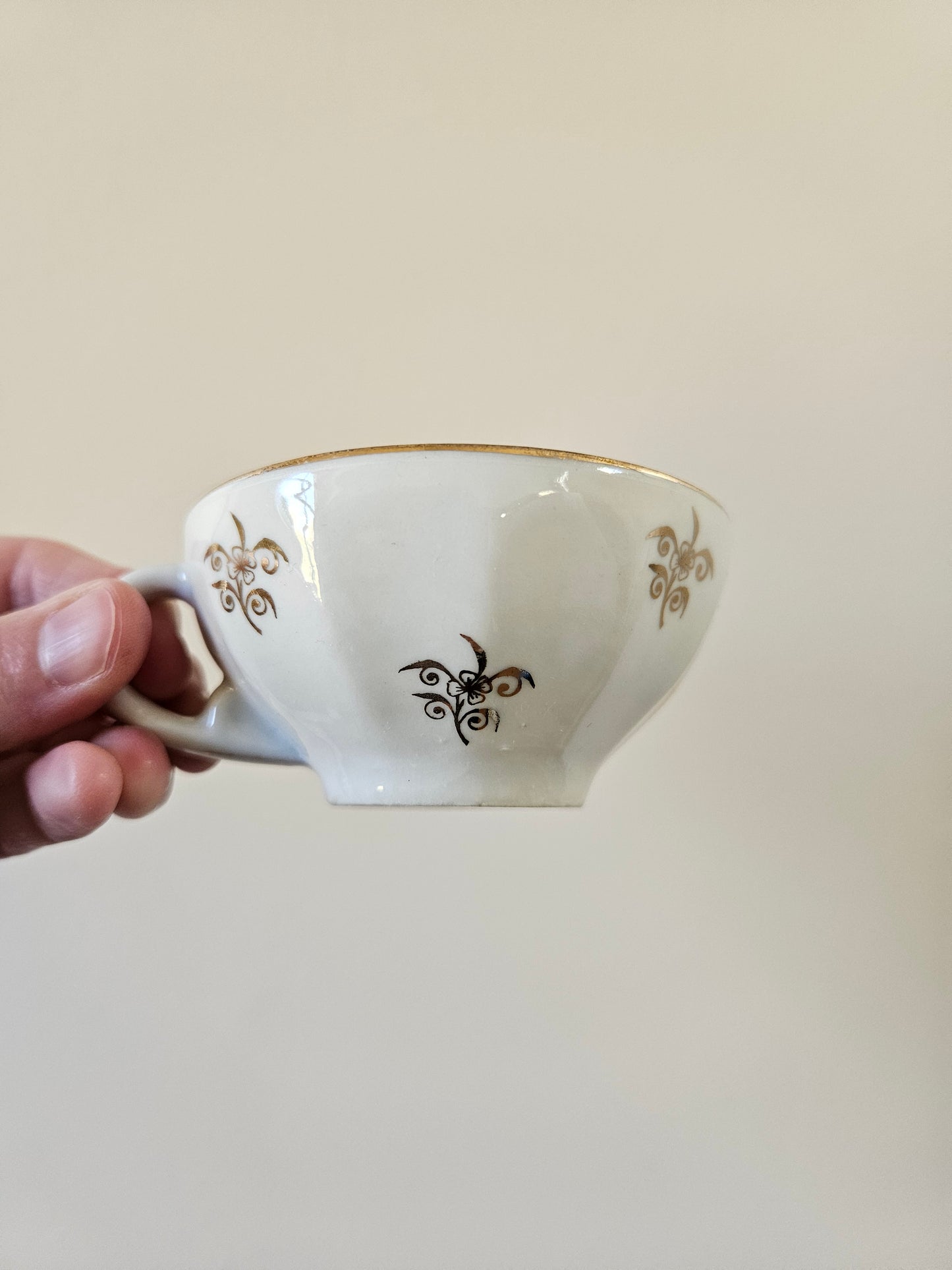 Tasses en porcelaine blanches et dorées