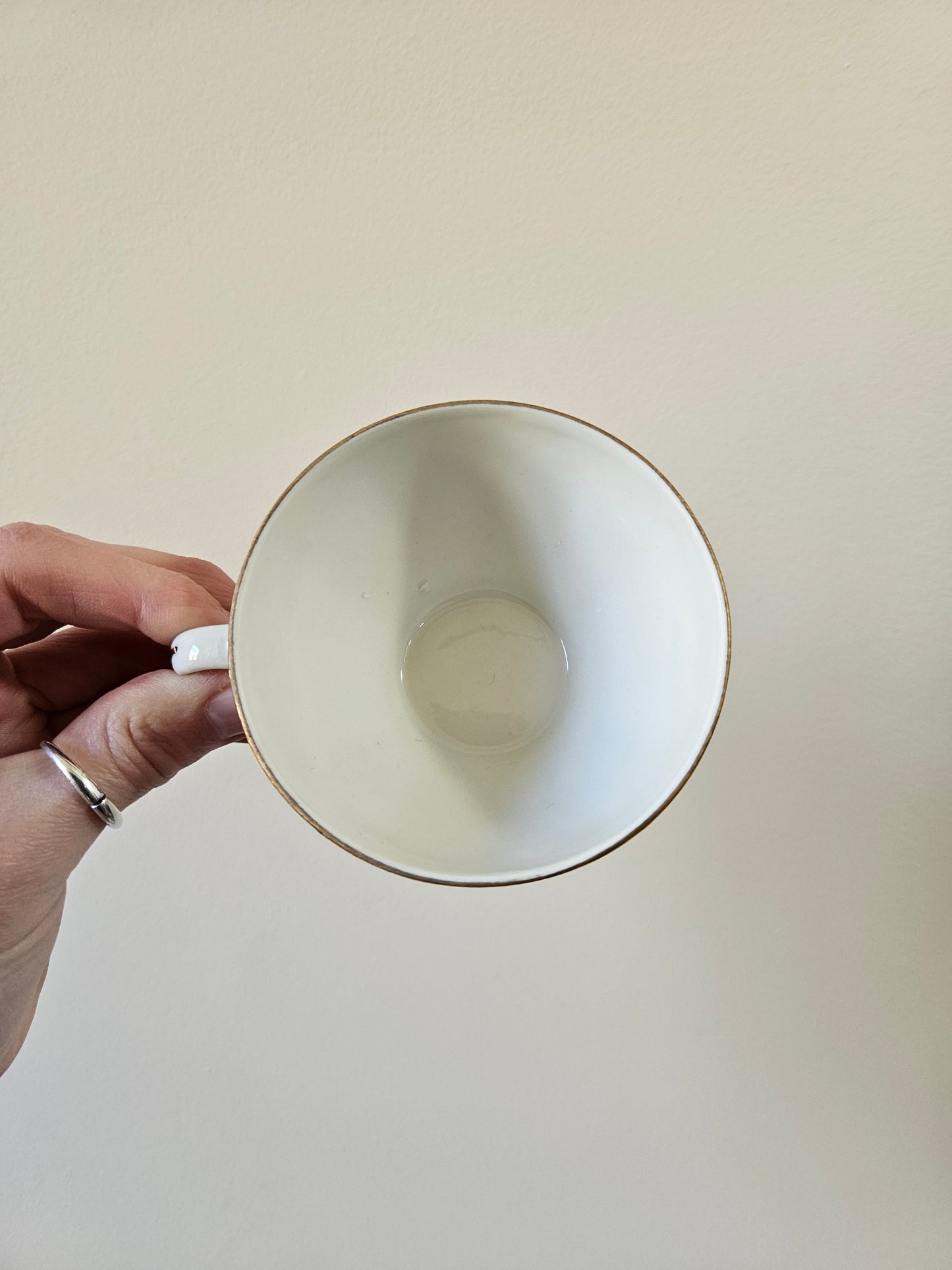 Tasses en porcelaine blanches et dorées