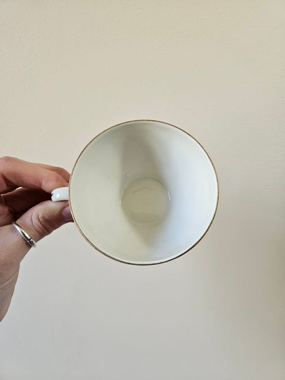 Tasses en porcelaine blanches et dorées