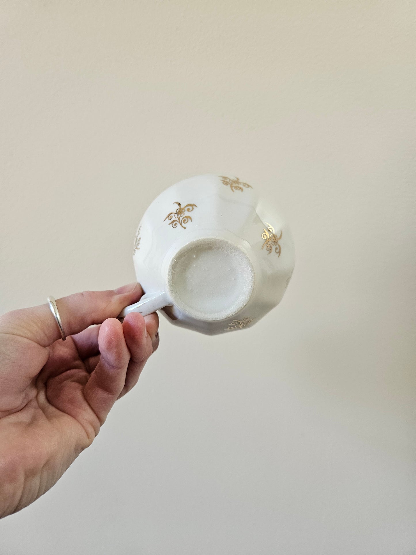 Tasses en porcelaine blanches et dorées