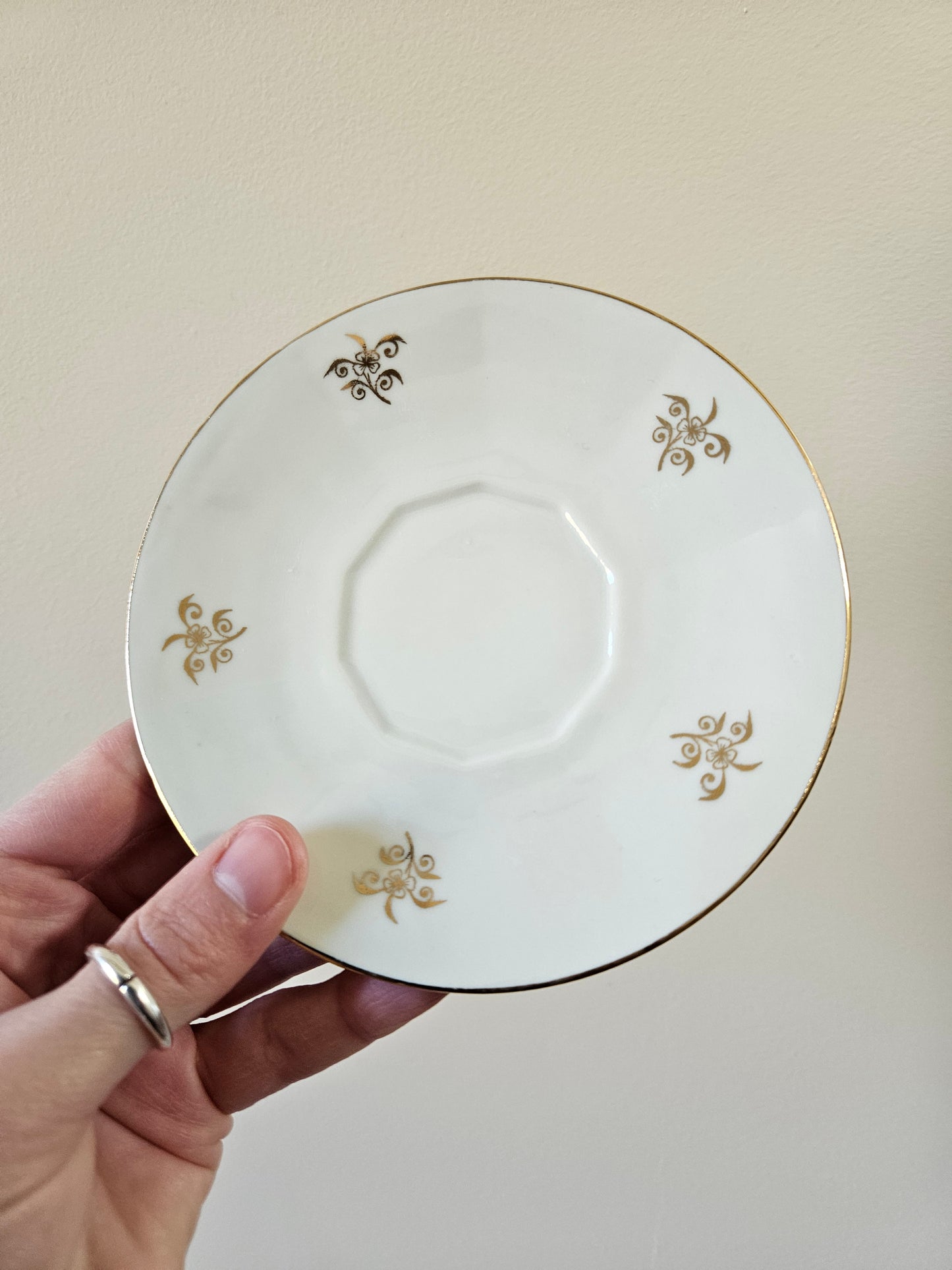 Tasses en porcelaine blanches et dorées
