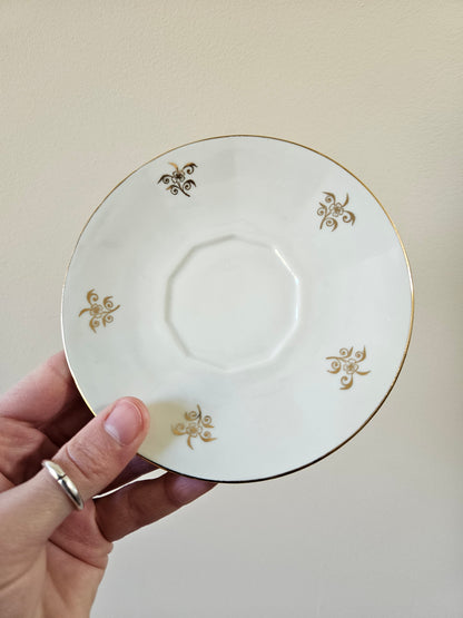 Tasses en porcelaine blanches et dorées