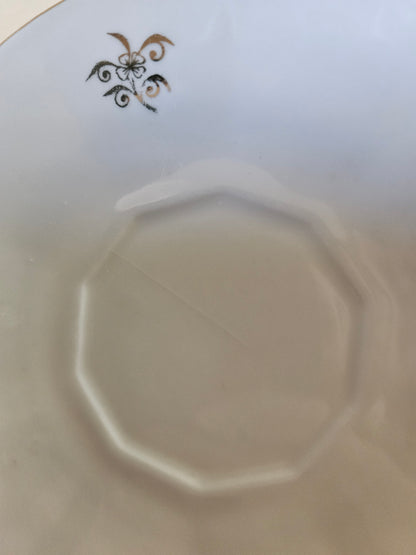 Tasses en porcelaine blanches et dorées