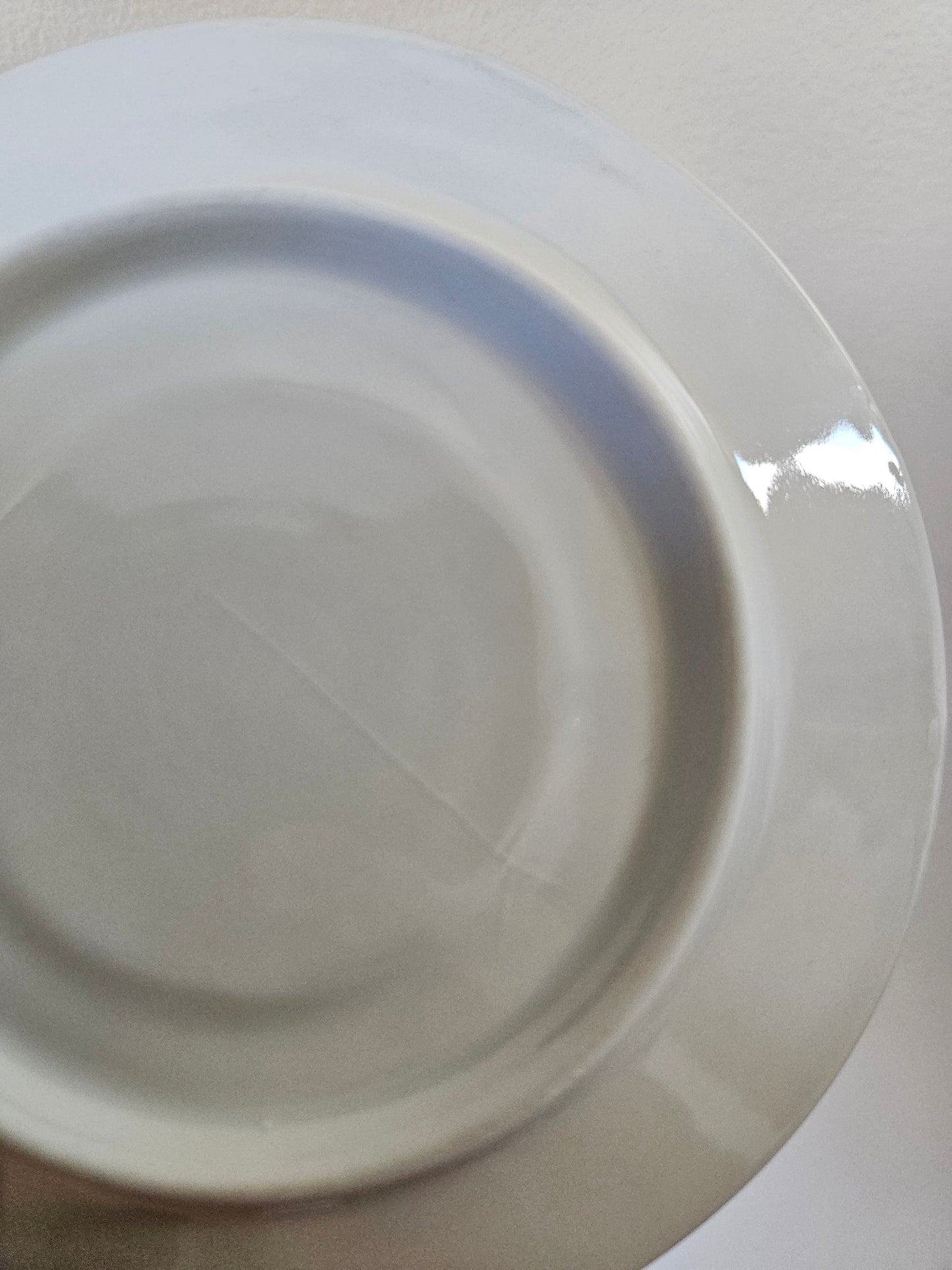 Tasses en porcelaine blanches et dorées