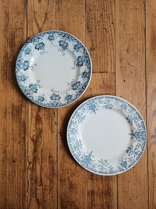 Duo d’assiettes plates dépareillées bleues