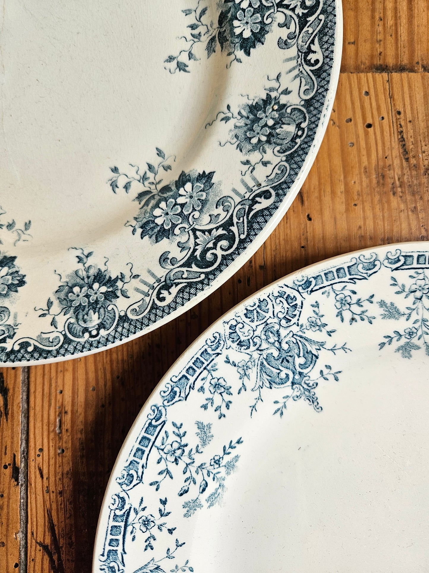 Duo d’assiettes plates dépareillées bleues