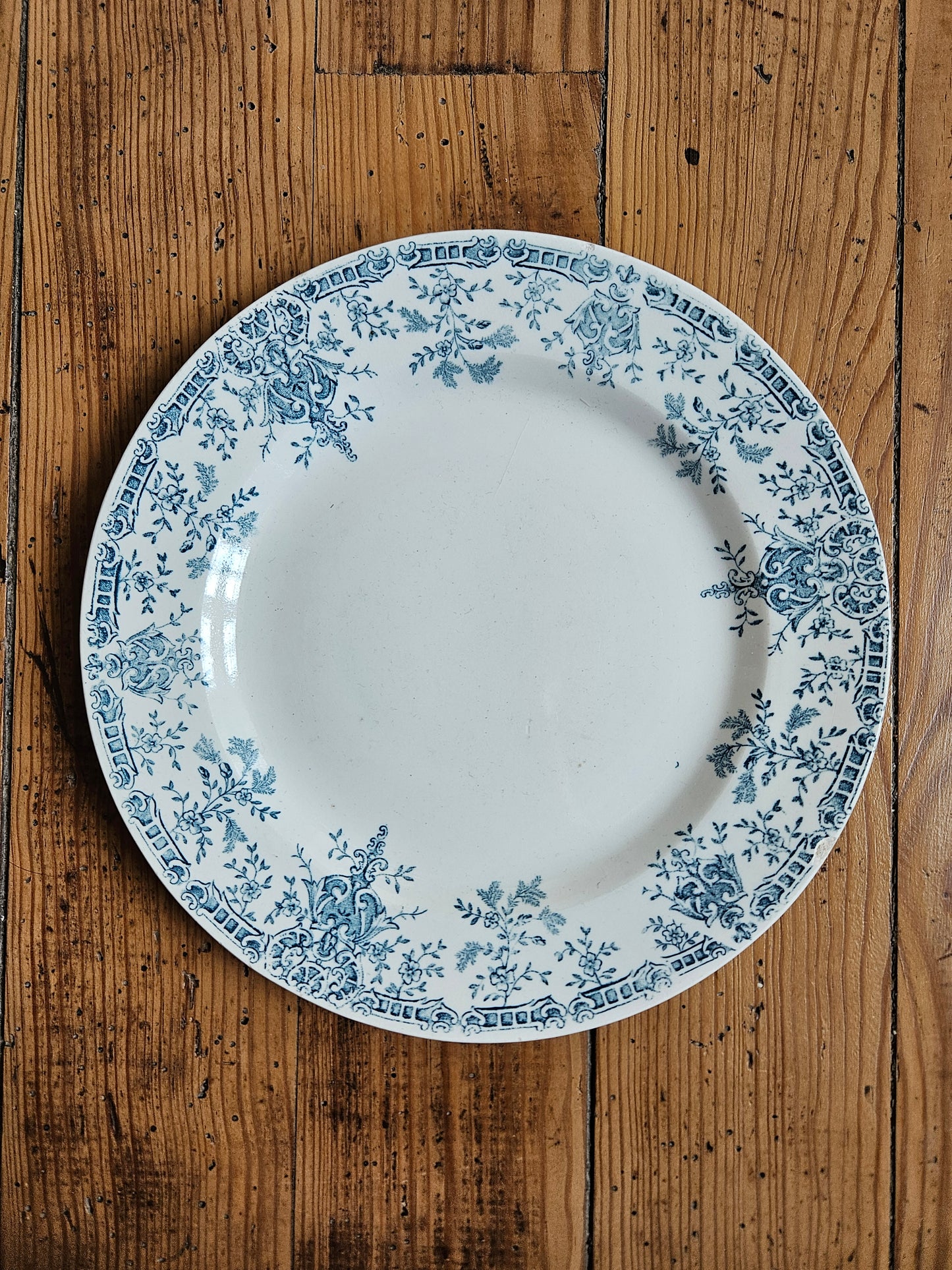 Duo d’assiettes plates dépareillées bleues
