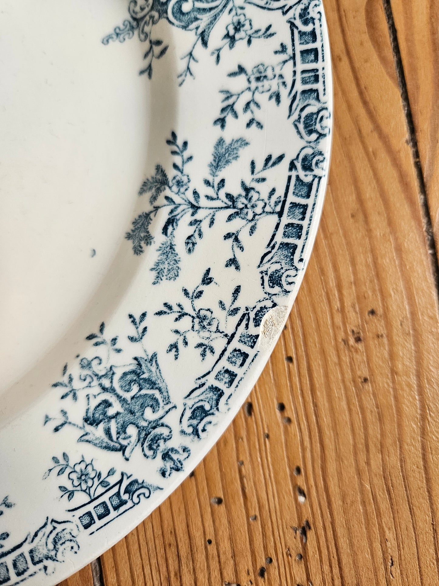 Duo d’assiettes plates dépareillées bleues