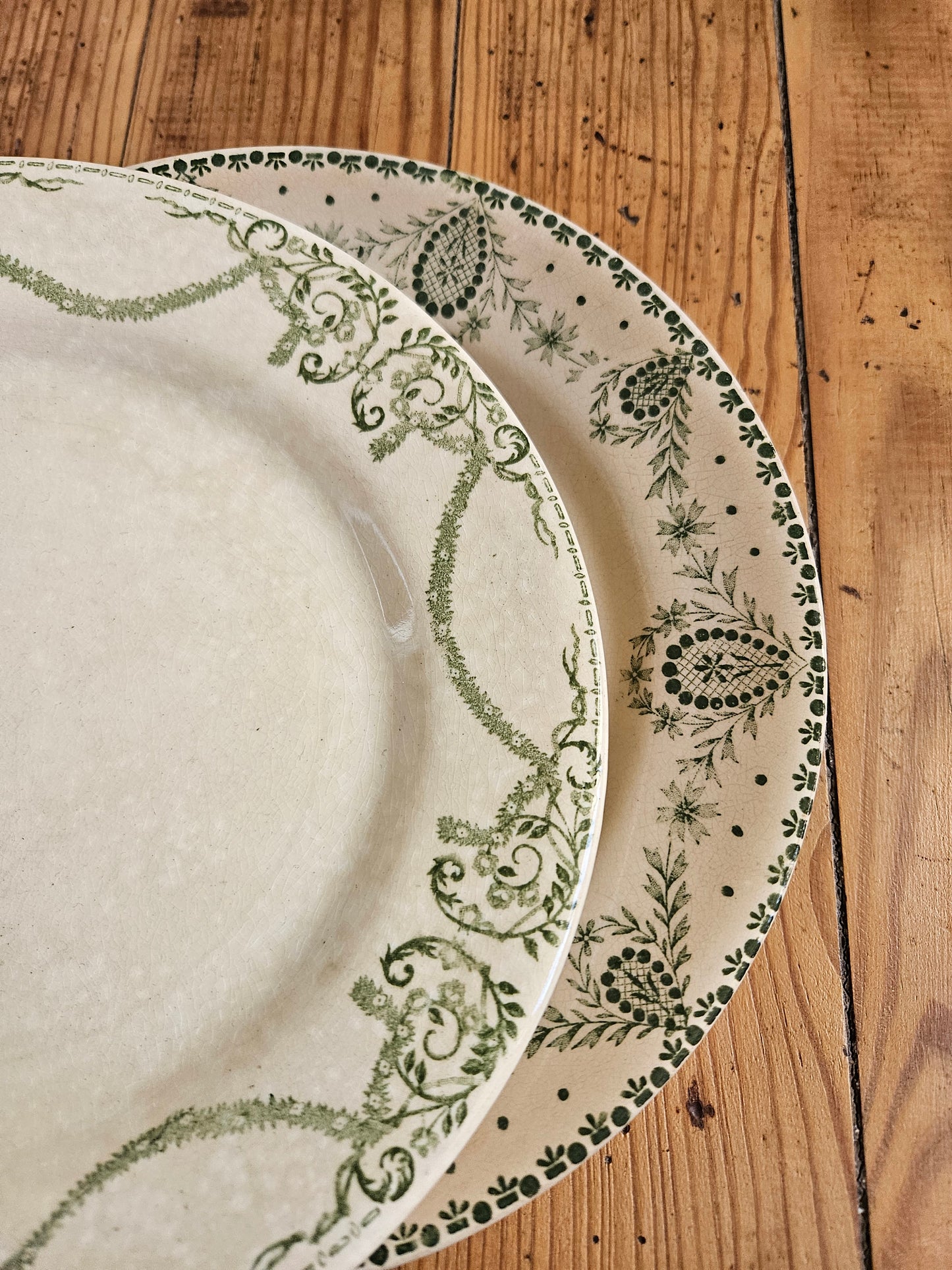 Assiettes plates dépareillées Creil et Montereau vertes