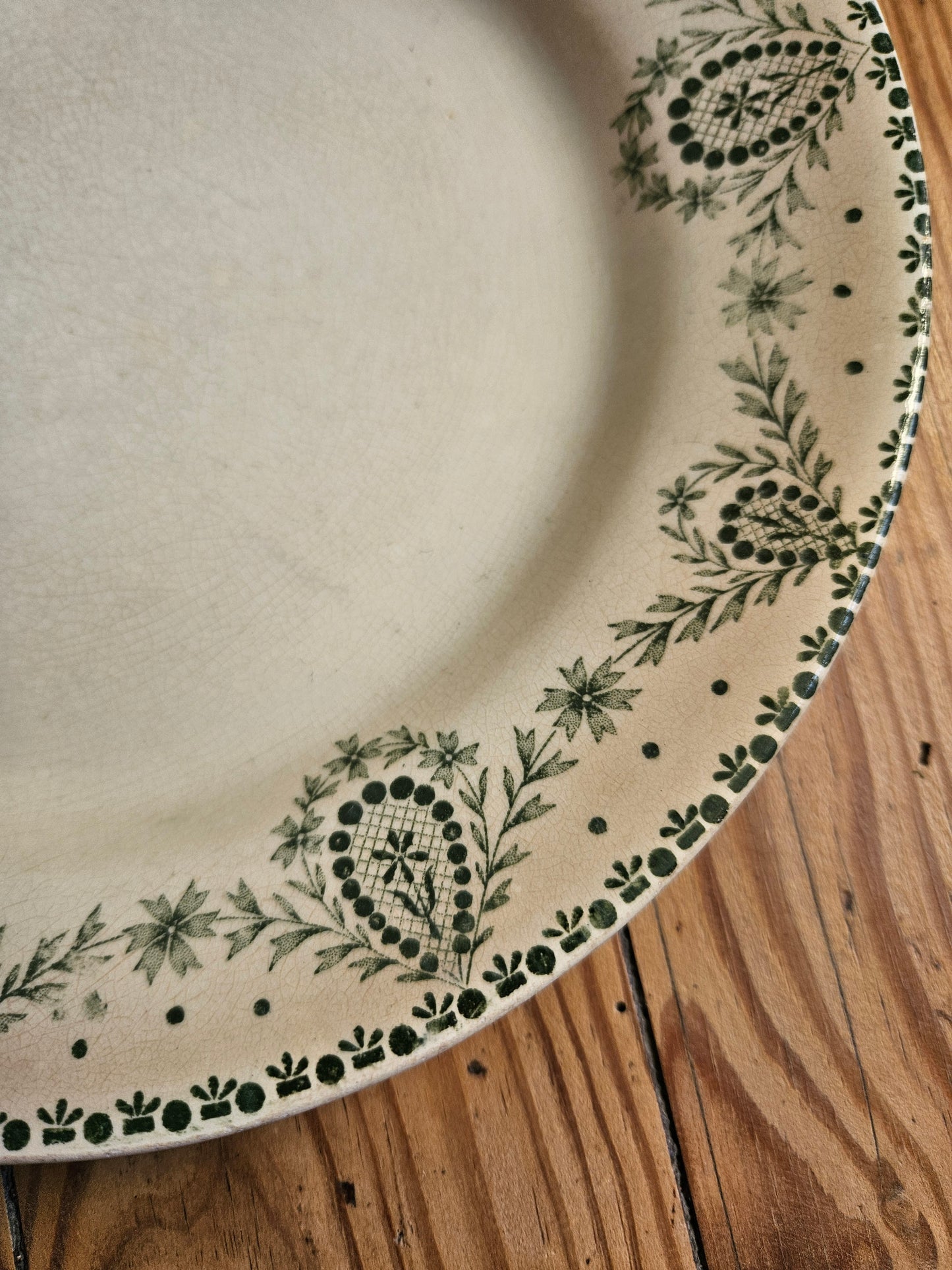 Assiettes plates dépareillées Creil et Montereau vertes